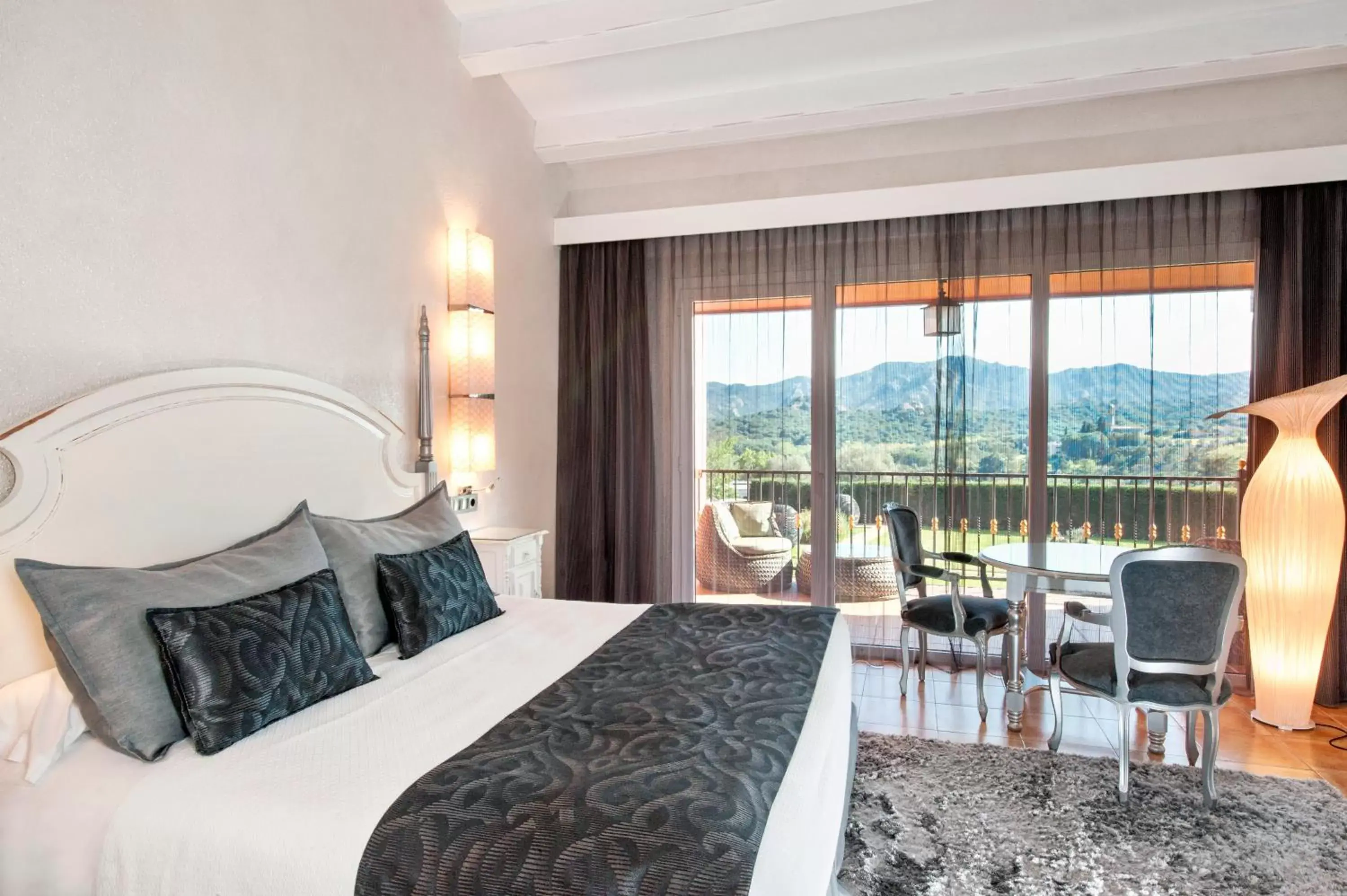 Triple Room with Terrace and Spa Access in Mas Tapiolas Triple Room with Terrace and Spa Access in Mas Tapiolas