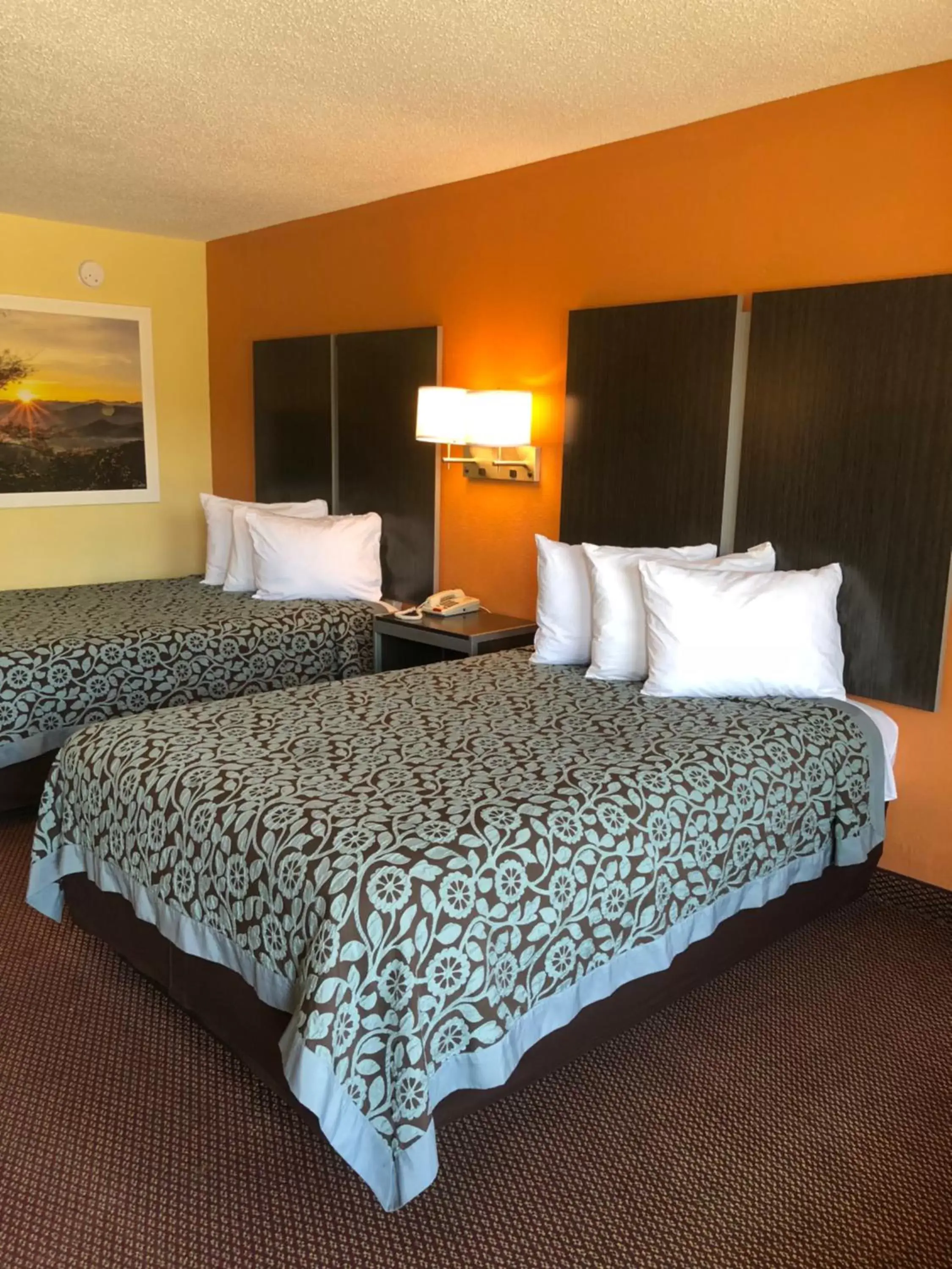 Standard Queen Room with Two Queen Beds - Smoking in Days Inn by Wyndham Childersburg Standard Queen Room with Two Queen Beds - Smoking in Days Inn by Wyndham Childersburg