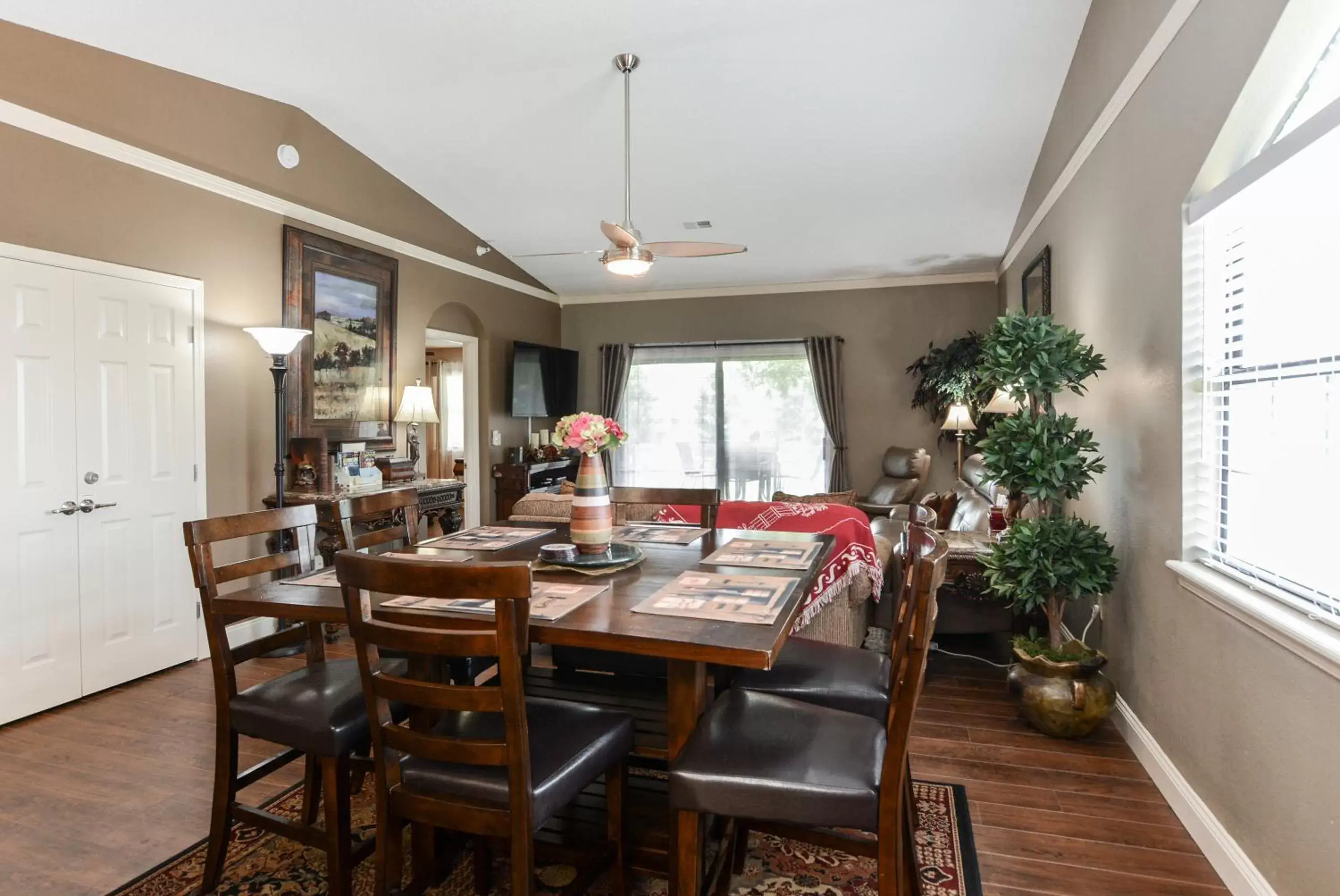 Dining Area in Luxury Condos at Thousand Hills - Branson -Beautifully Remodeled