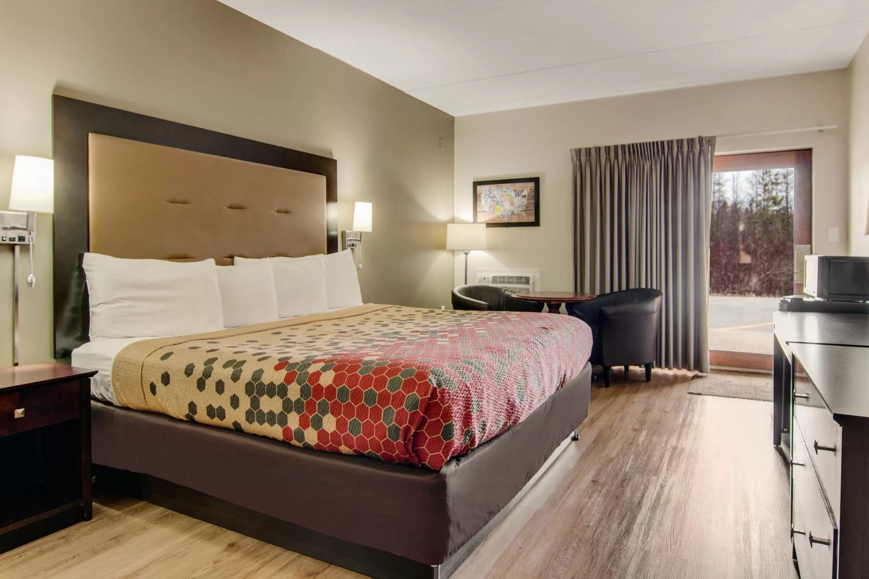 Bed in Econo Lodge Cadillac by Choice