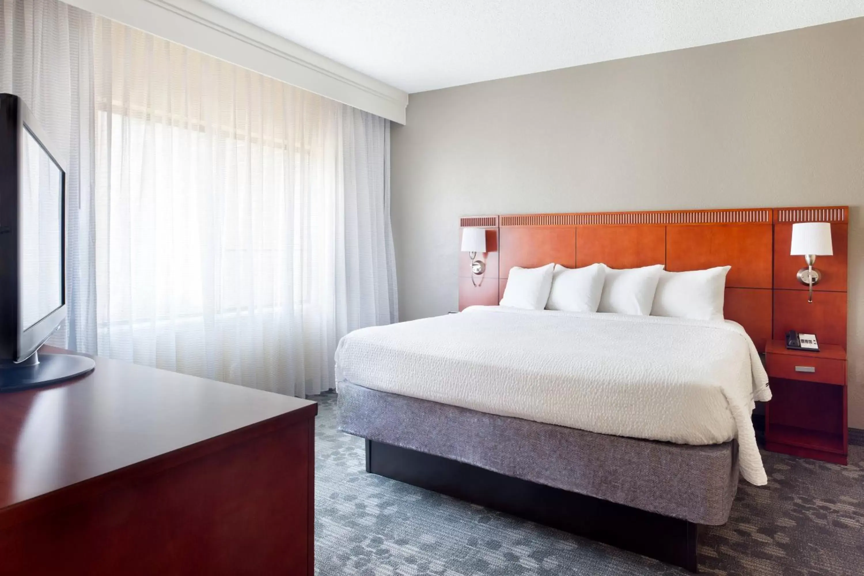 Bedroom, Bed in Courtyard by Marriott Fort Lauderdale Plantation