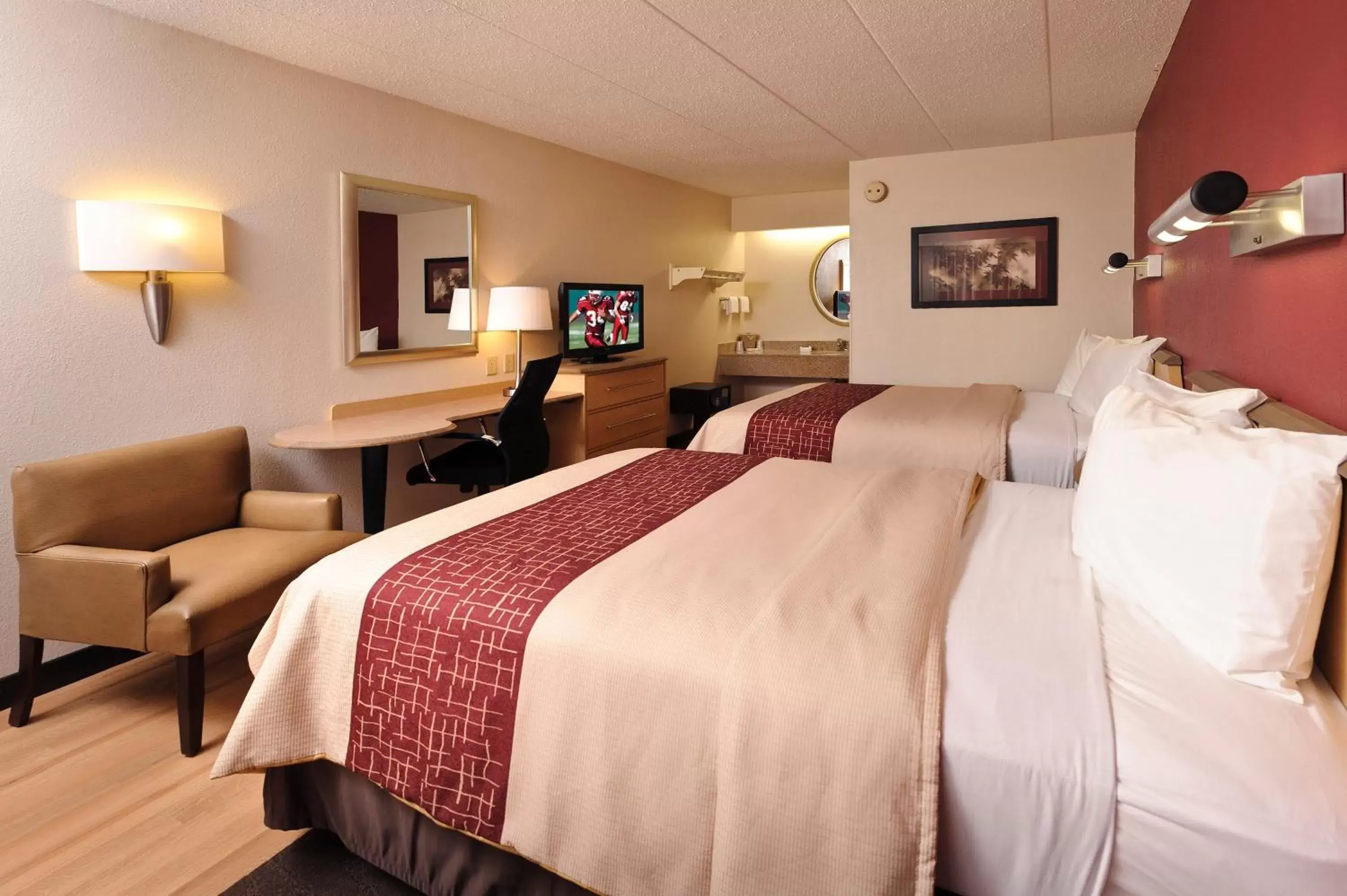 Photo of the whole room, Bed in Red Roof Inn Louisville East - Hurstbourne