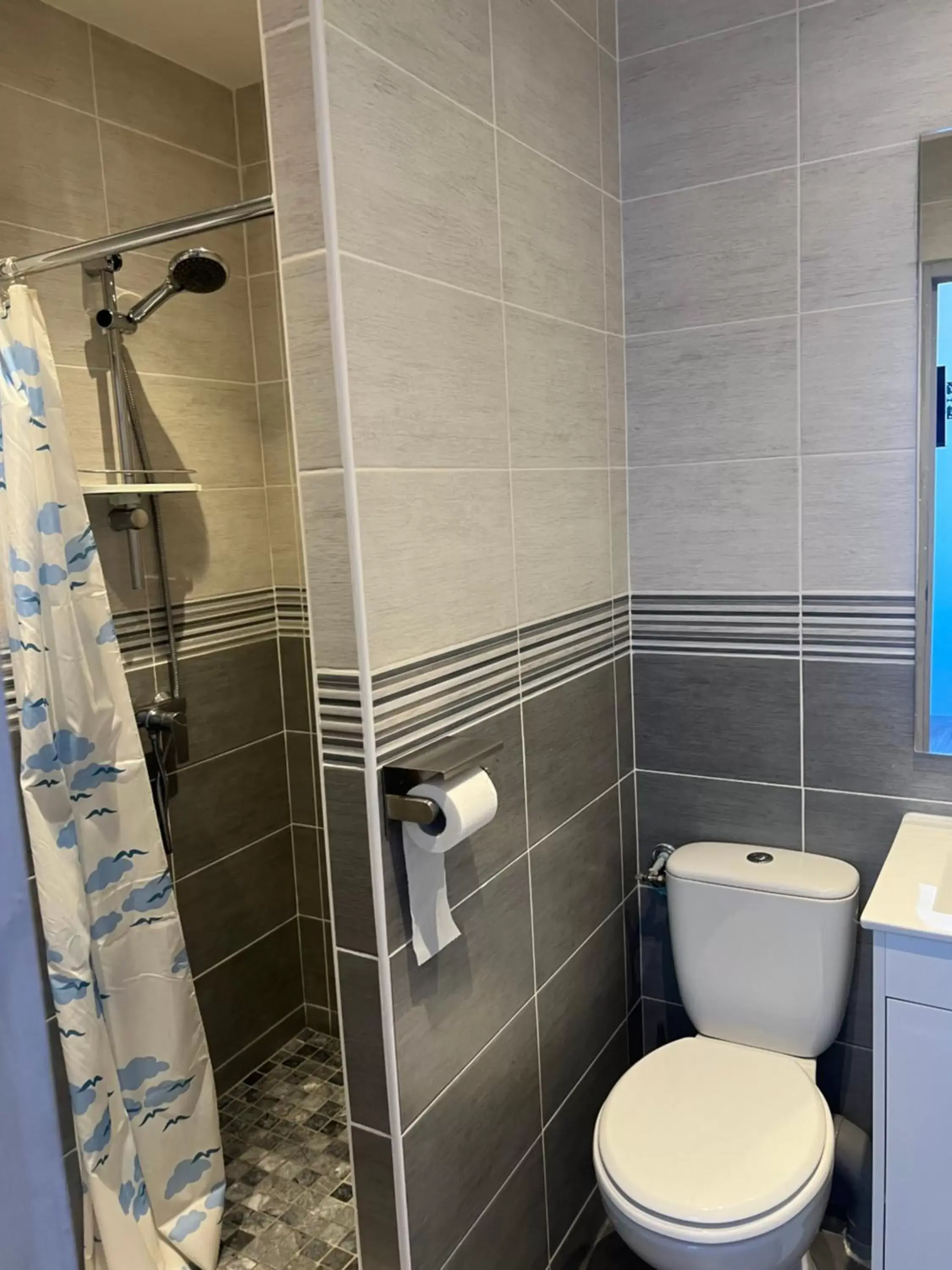 Shower, Bathroom in Hôtel des 2 Gares
