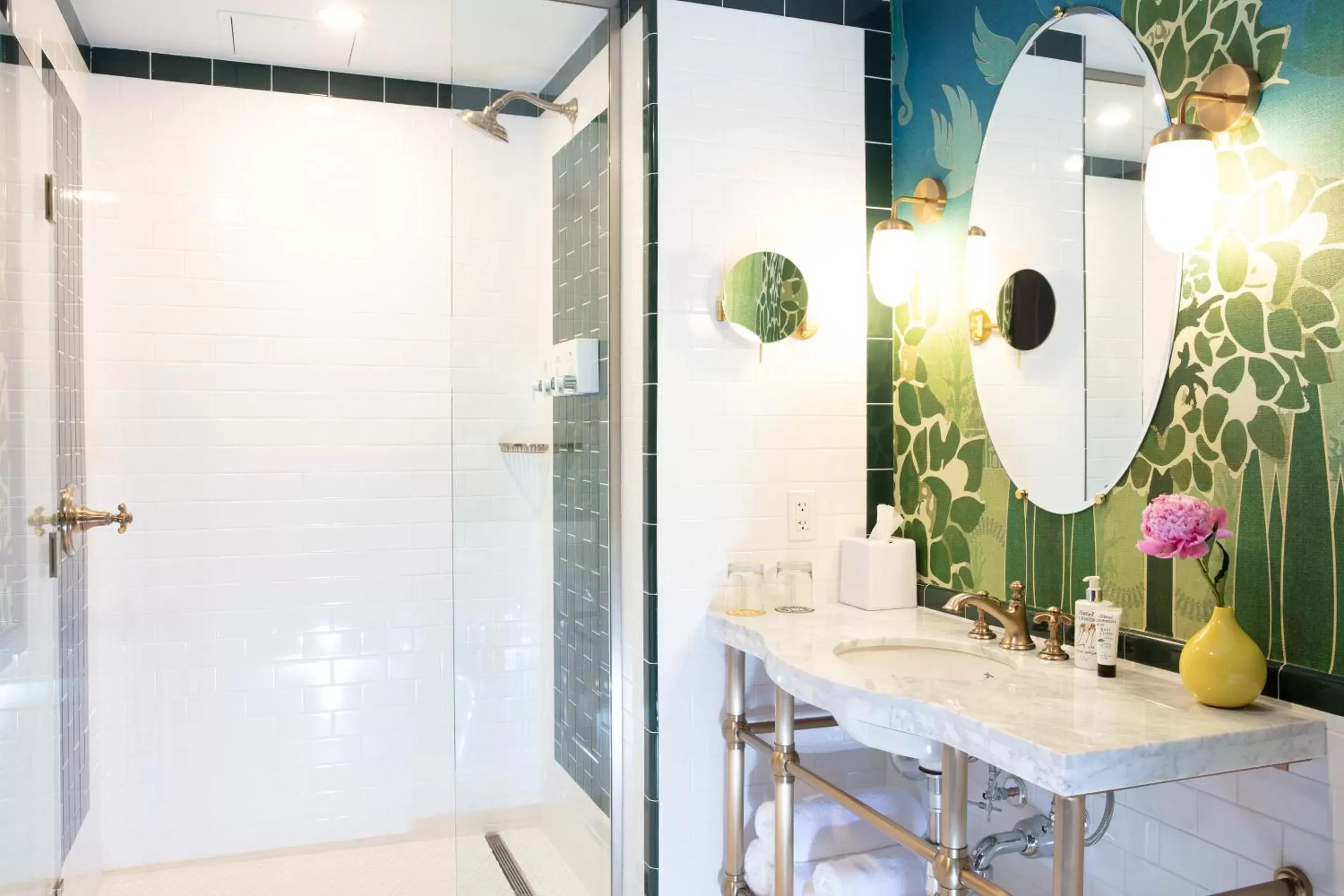 King Room - Disability Access in Hotel Clermont Atlanta, by Oliver King Room - Disability Access in Hotel Clermont Atlanta, by Oliver