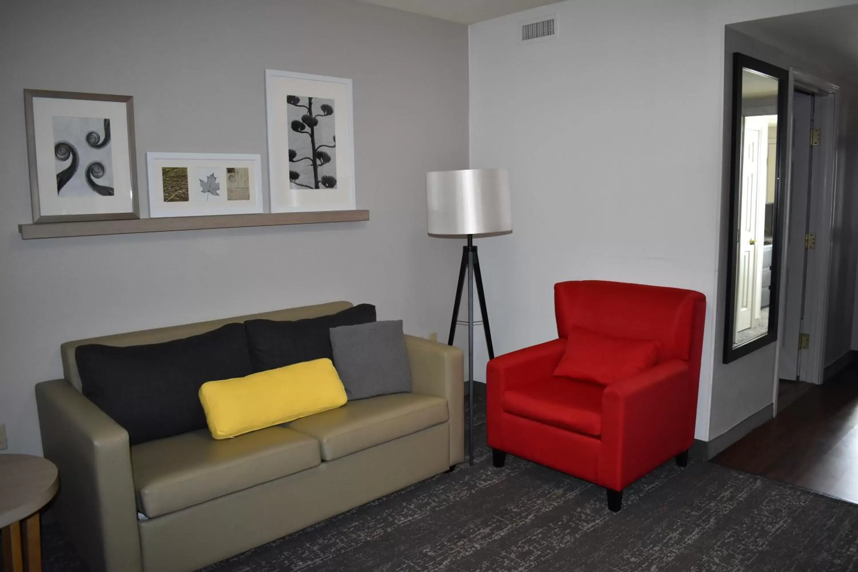 Living room, Seating Area in Country Inn & Suites by Radisson, Hagerstown, MD