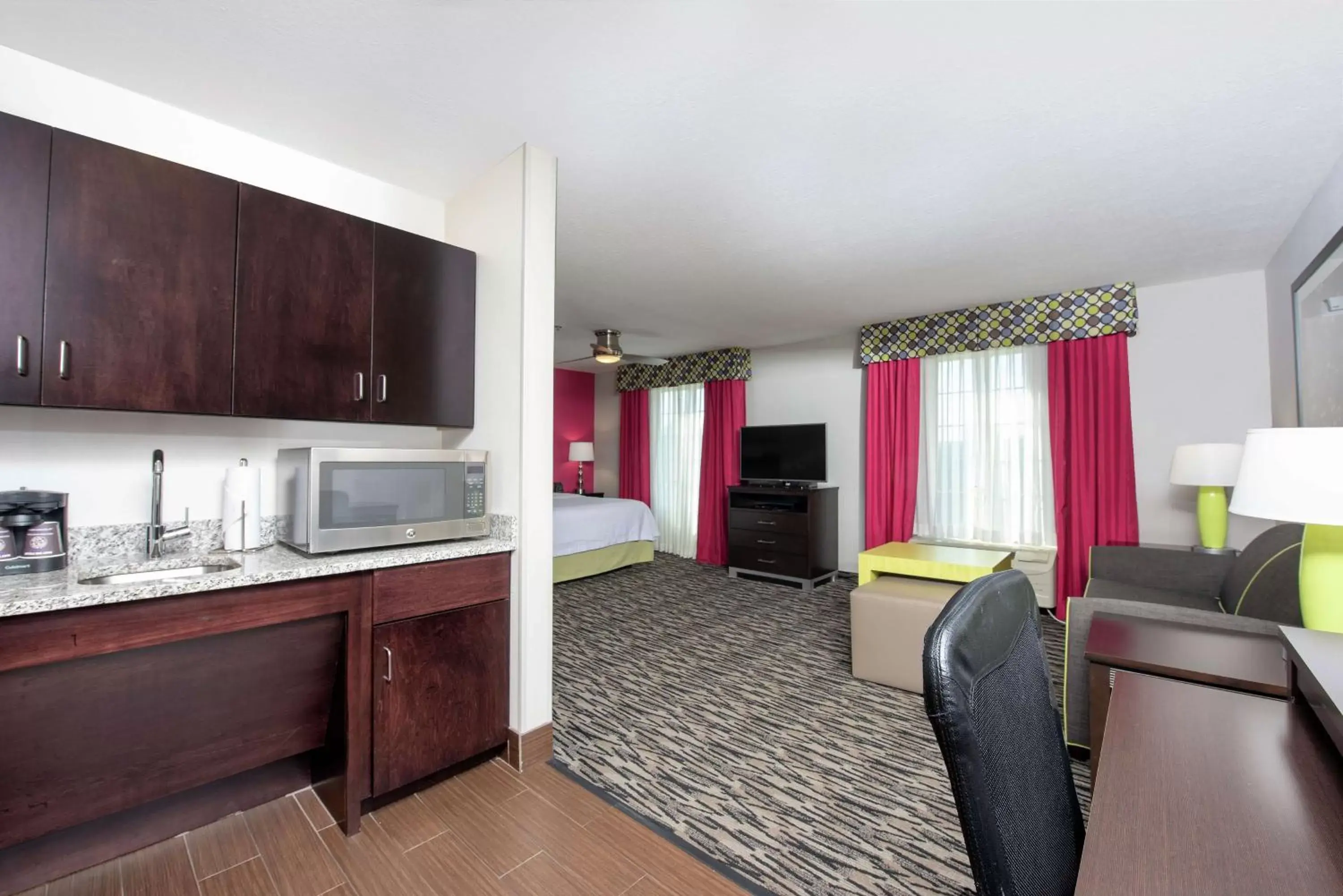 Bedroom, TV/Entertainment Center in Homewood Suites by Hilton Columbus/Polaris