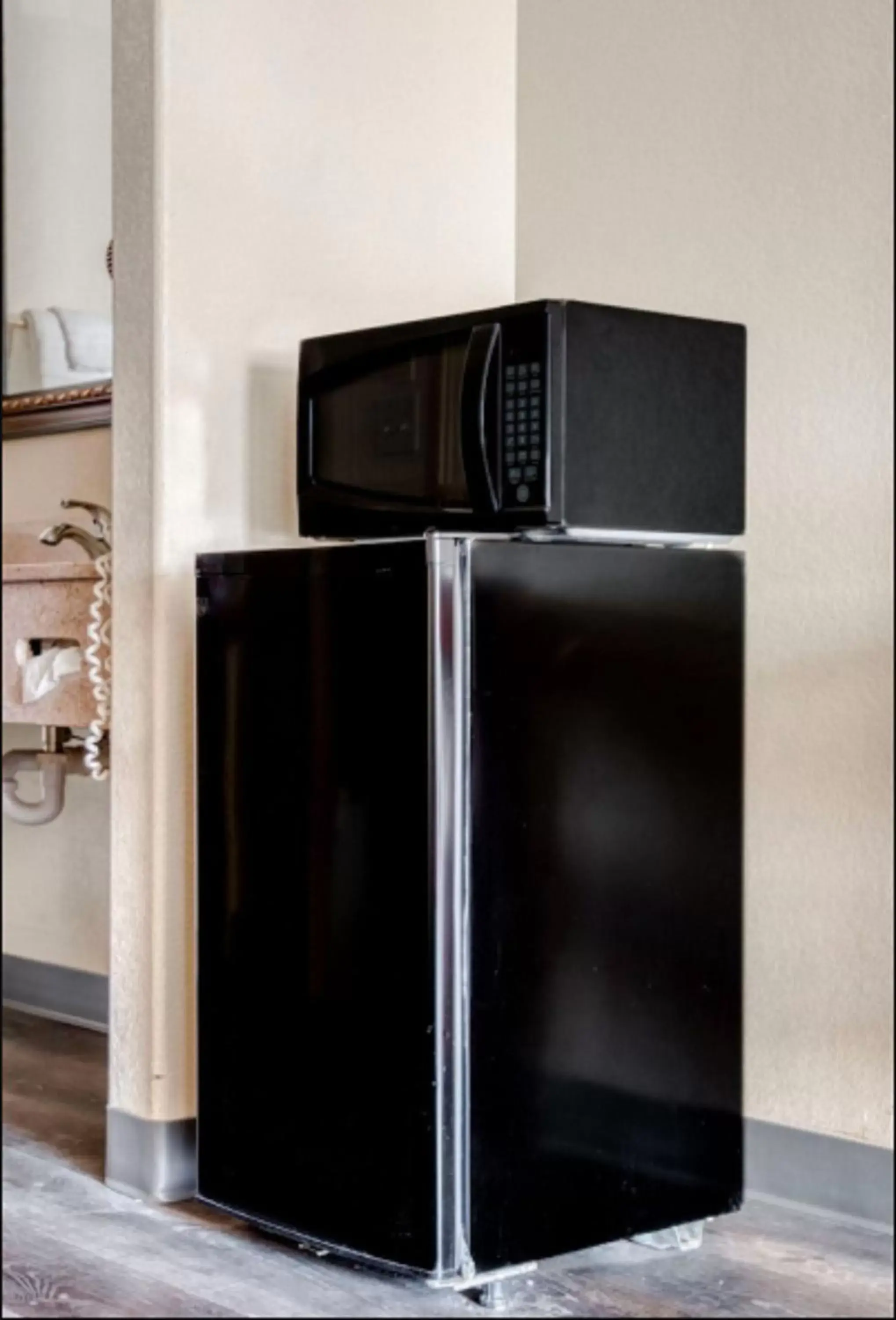 Bedroom, Kitchen/Kitchenette in Nature Inn & Suites