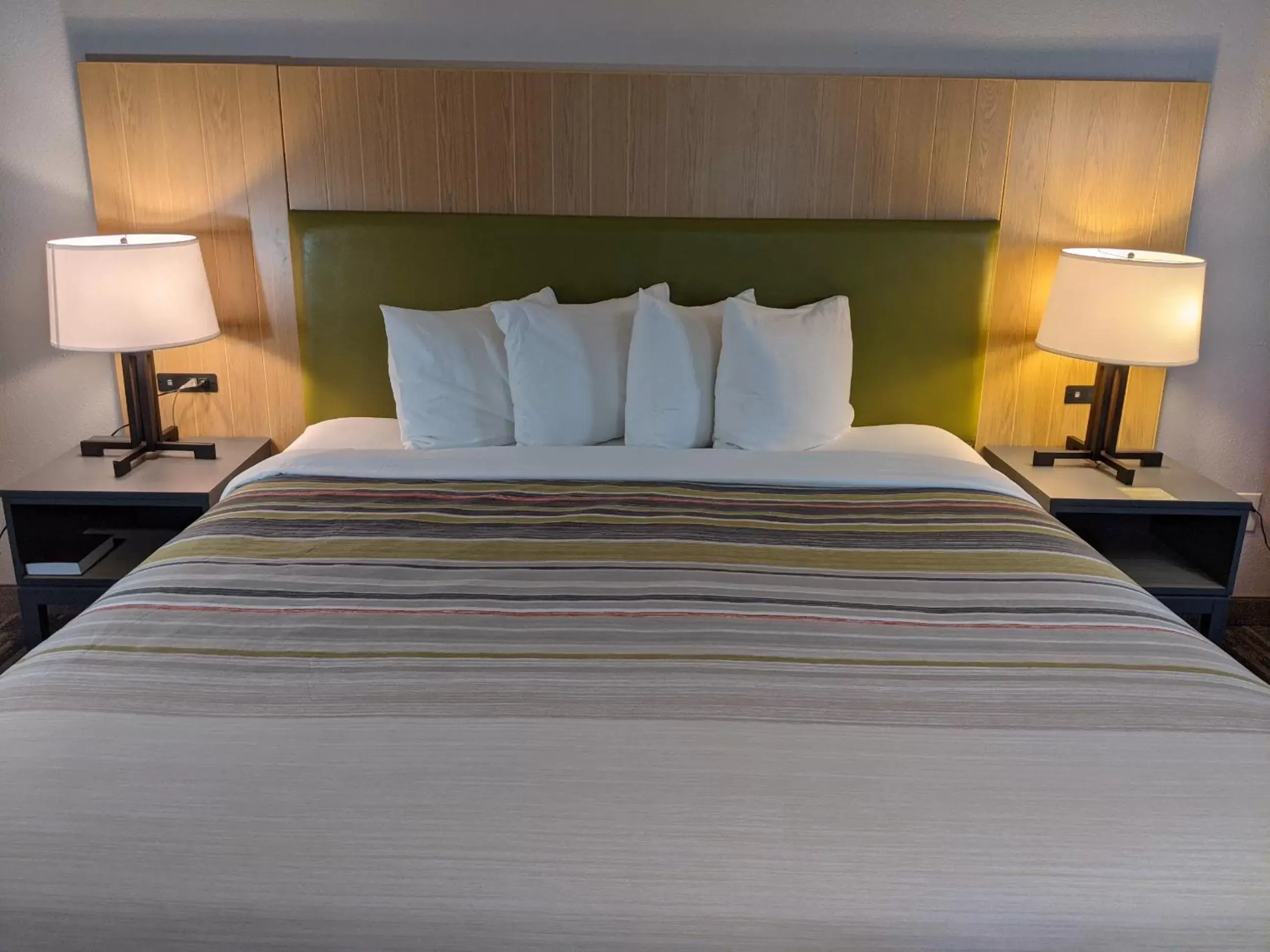 Bed in Country Inn & Suites by Radisson, Nashville, TN
