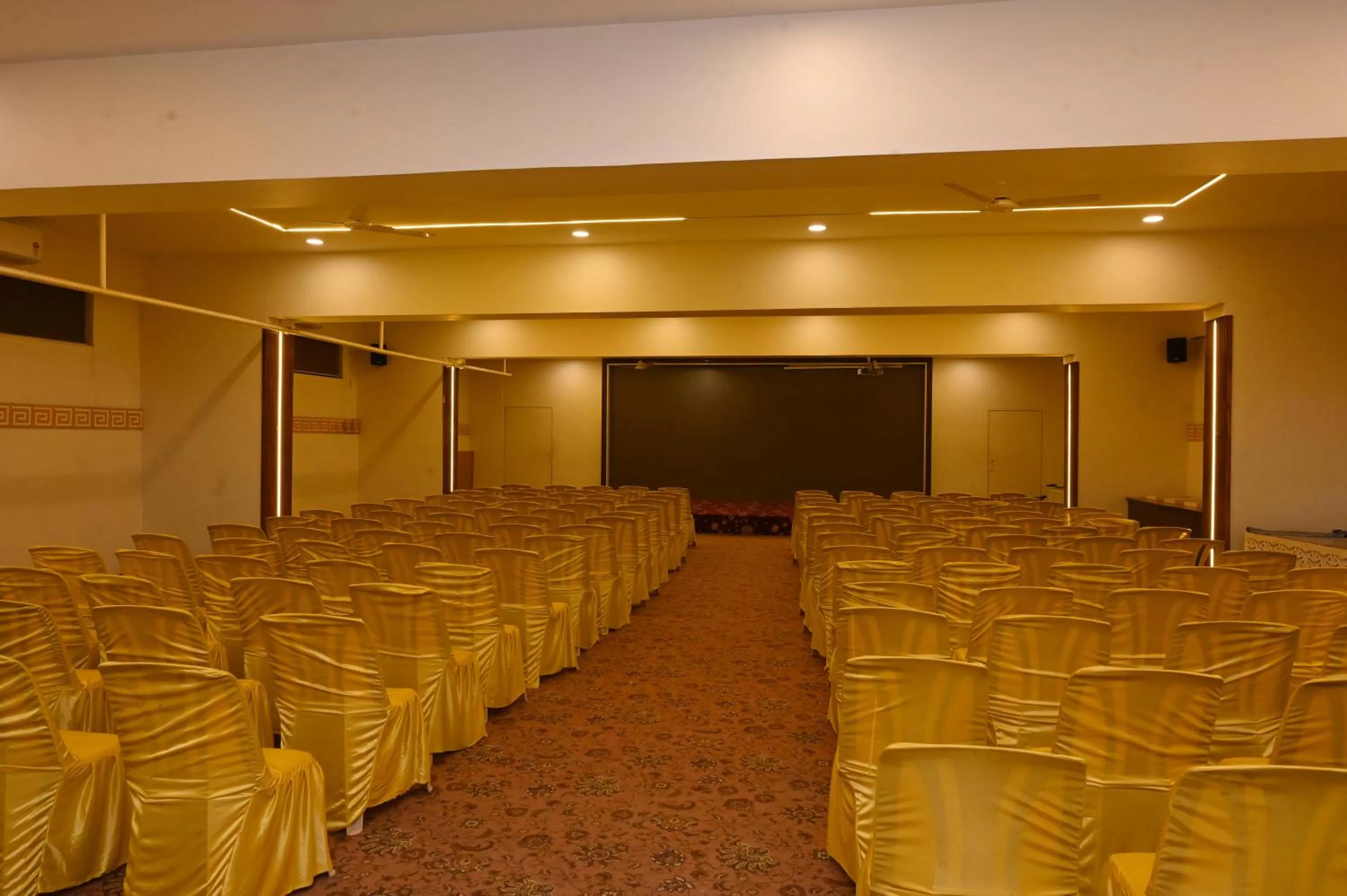 Restaurant/places to eat in HOTEL CENTER POINT