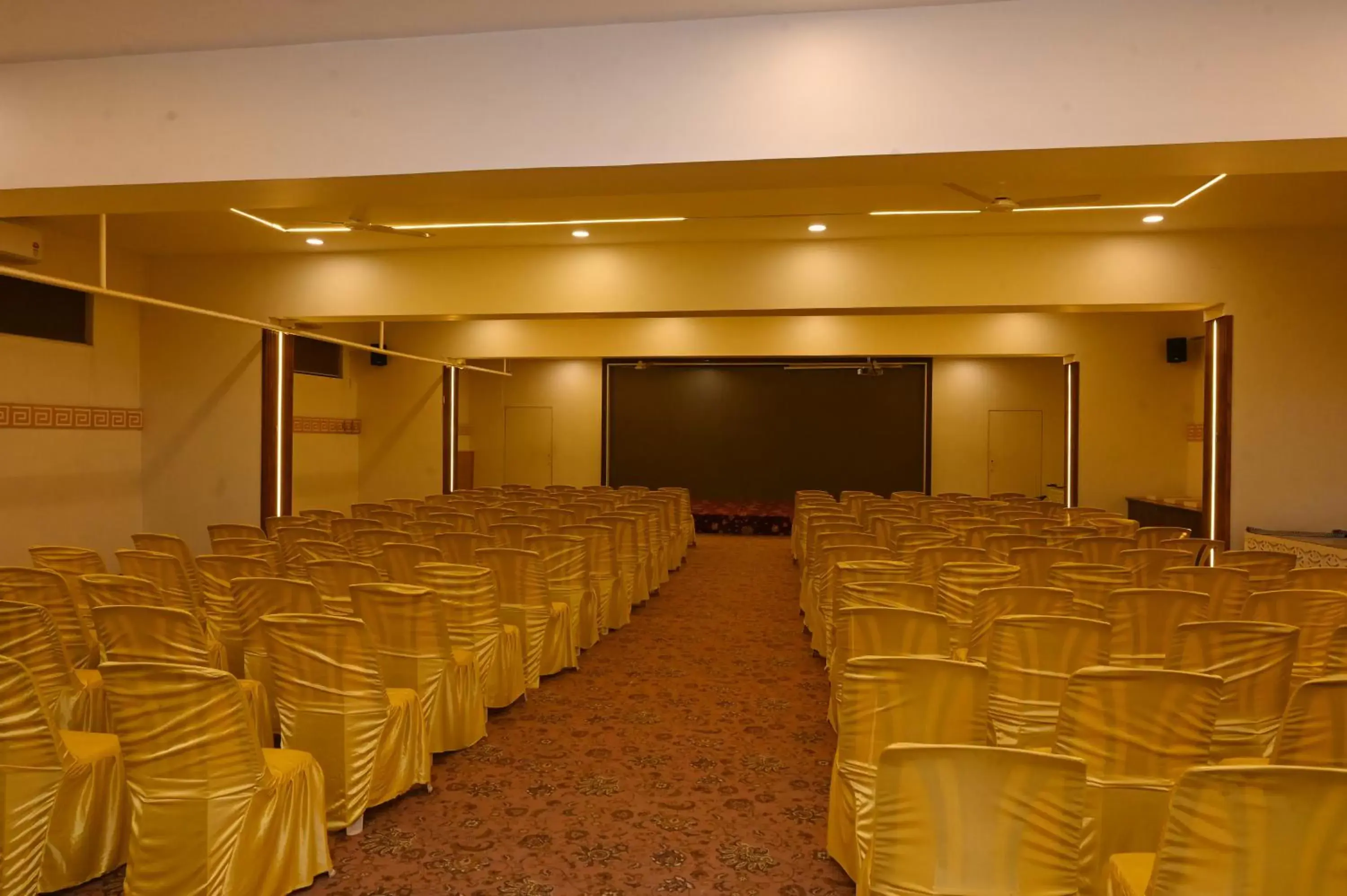 Restaurant/places to eat in HOTEL CENTER POINT Restaurant/places to eat in HOTEL CENTER POINT