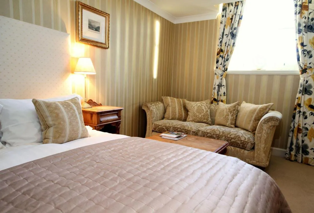 Seating area, Bed in The Horseshoe Inn