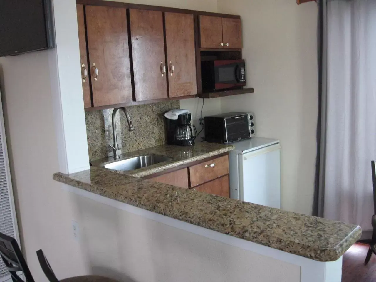 Kitchen/Kitchenette in Dolphin Cove Motel