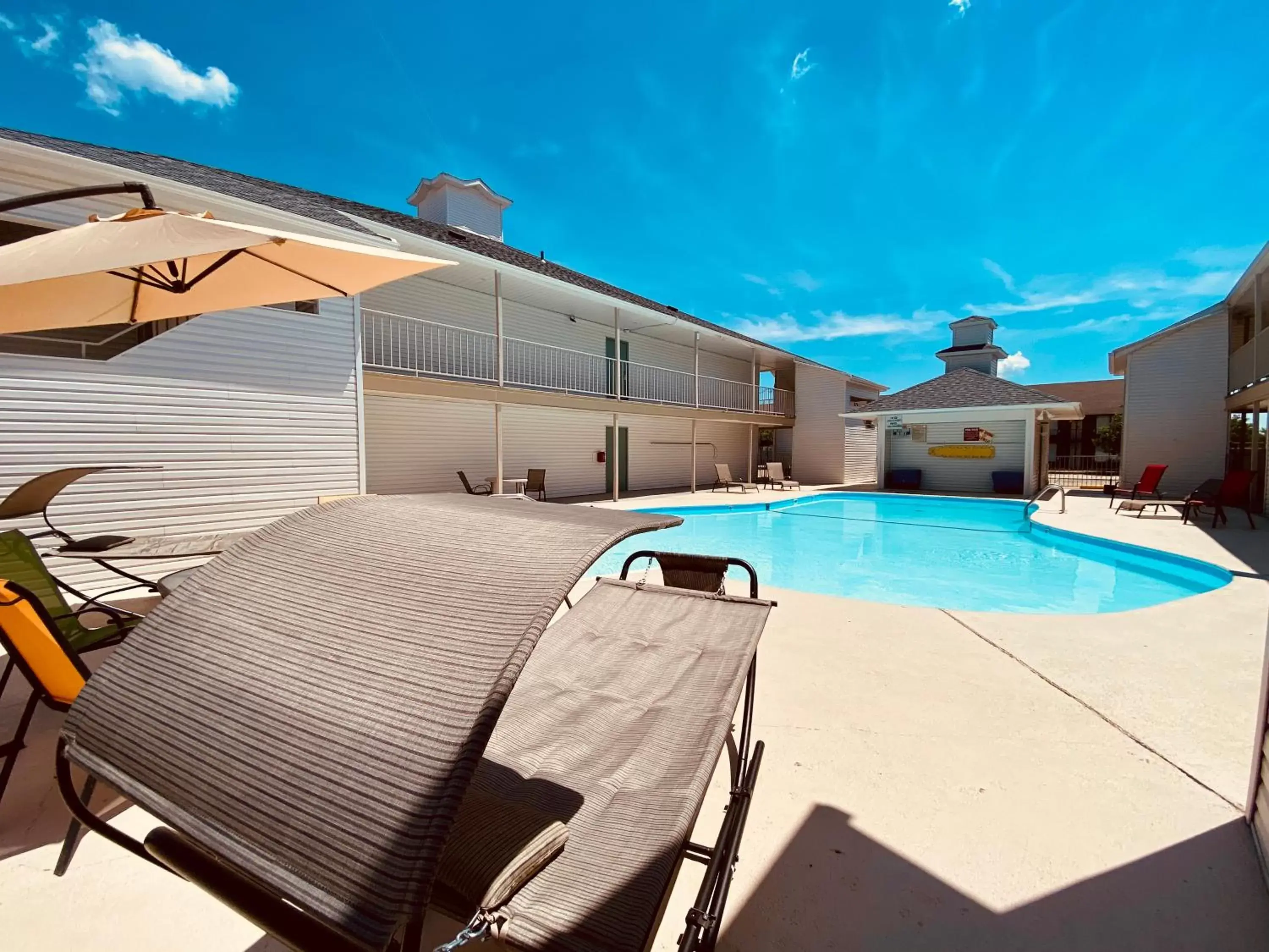 Swimming Pool in Southern Oaks Inn