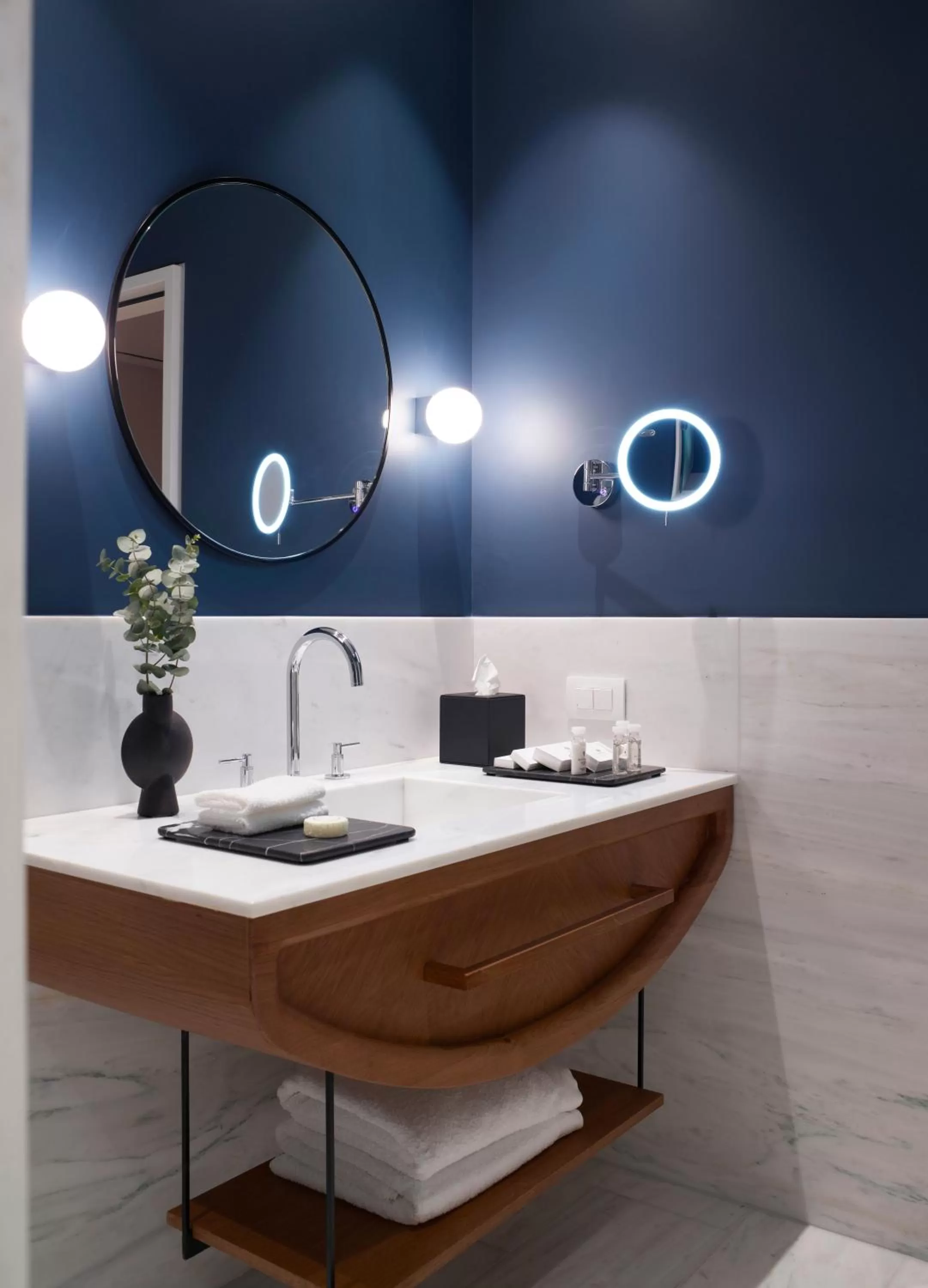 Bathroom in xenodocheio Milos