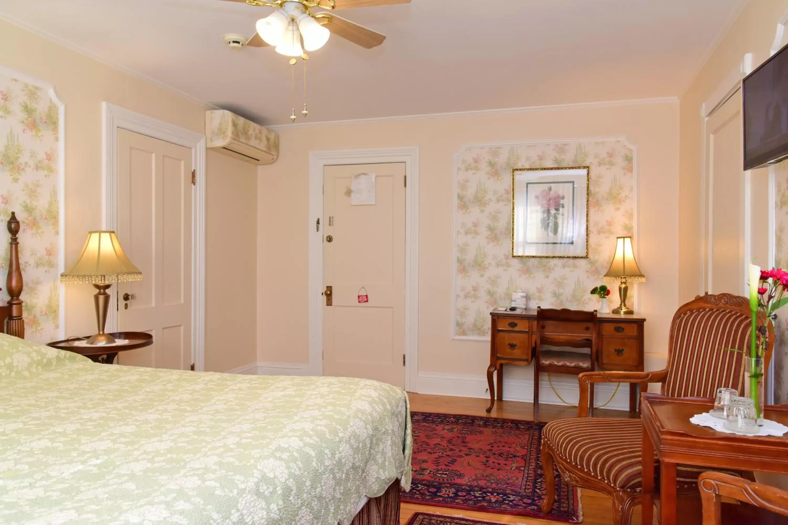 Photo of the whole room, Bed in Wainwright Inn