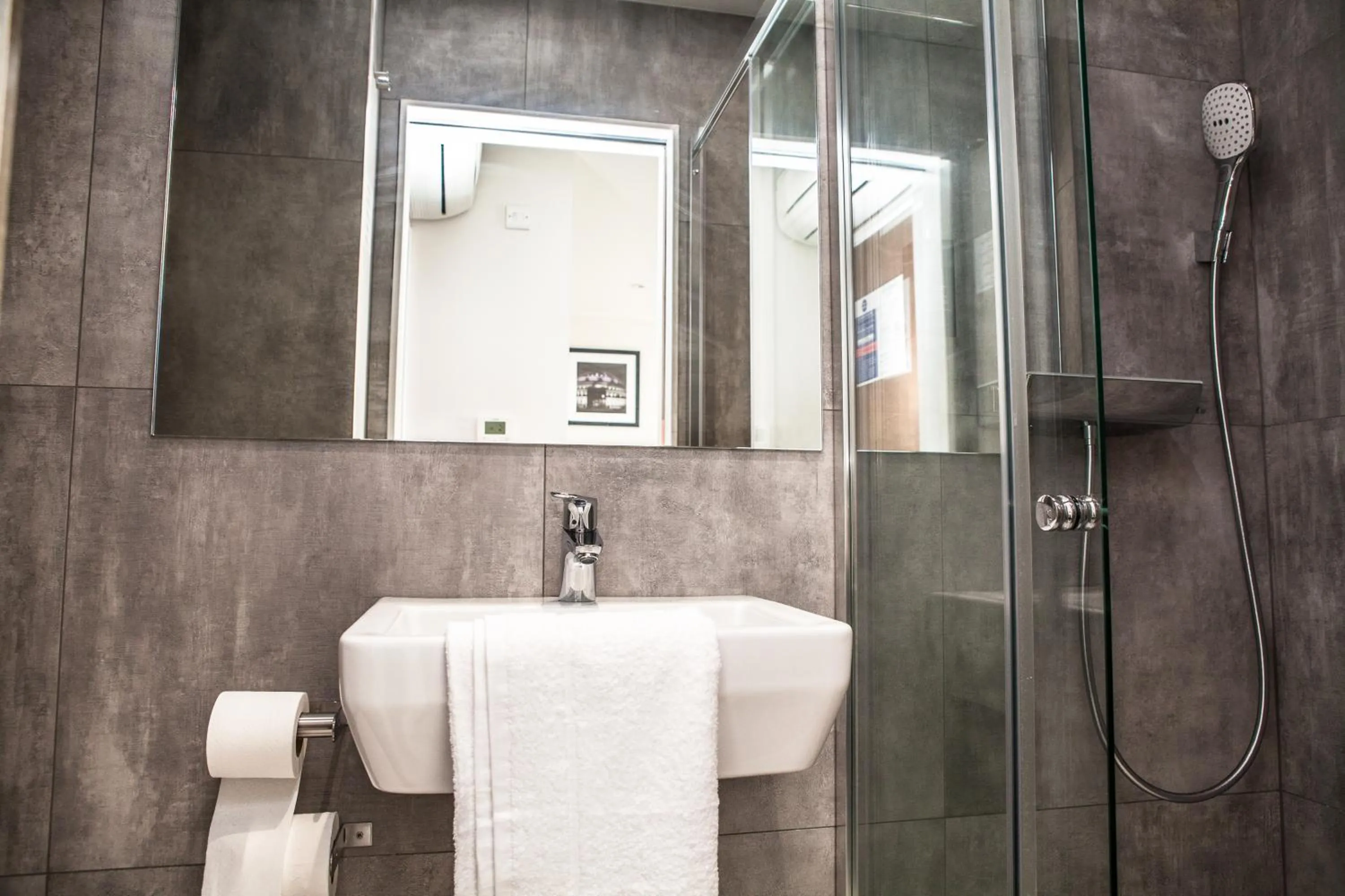Bathroom in The Tudor Inn Hotel