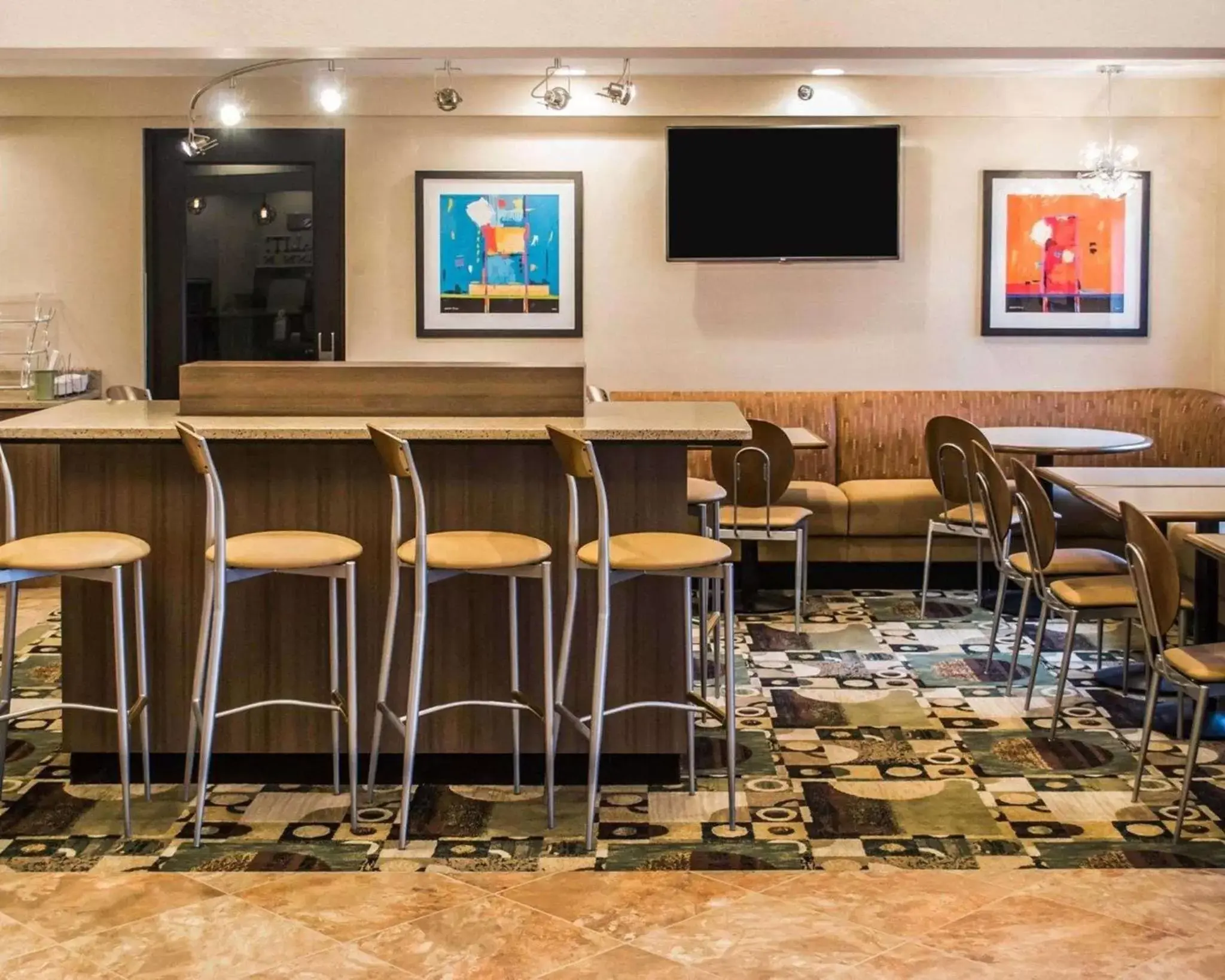 Restaurant/places to eat, Lounge/Bar in Quality Inn Streetsboro