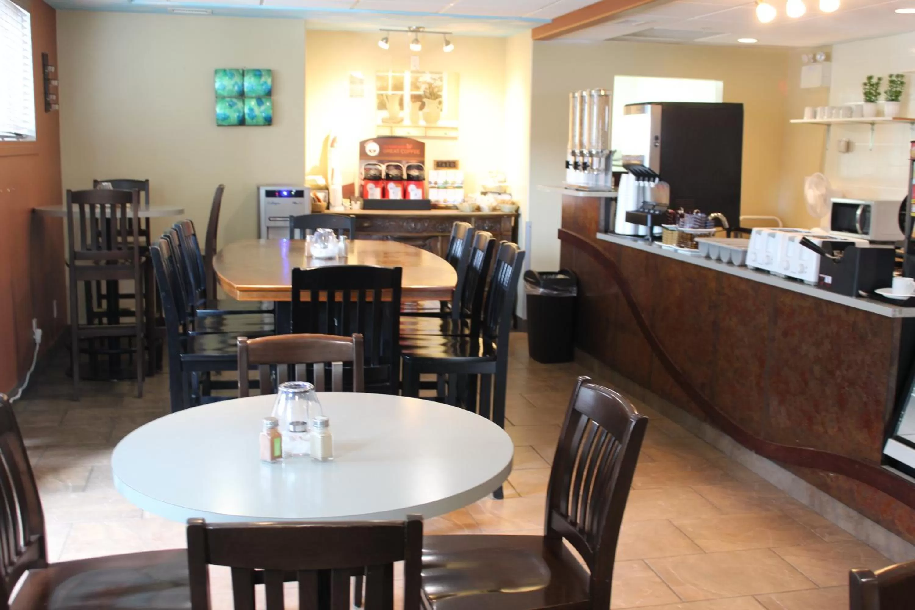 Dining area in Franklin Suite Hotel