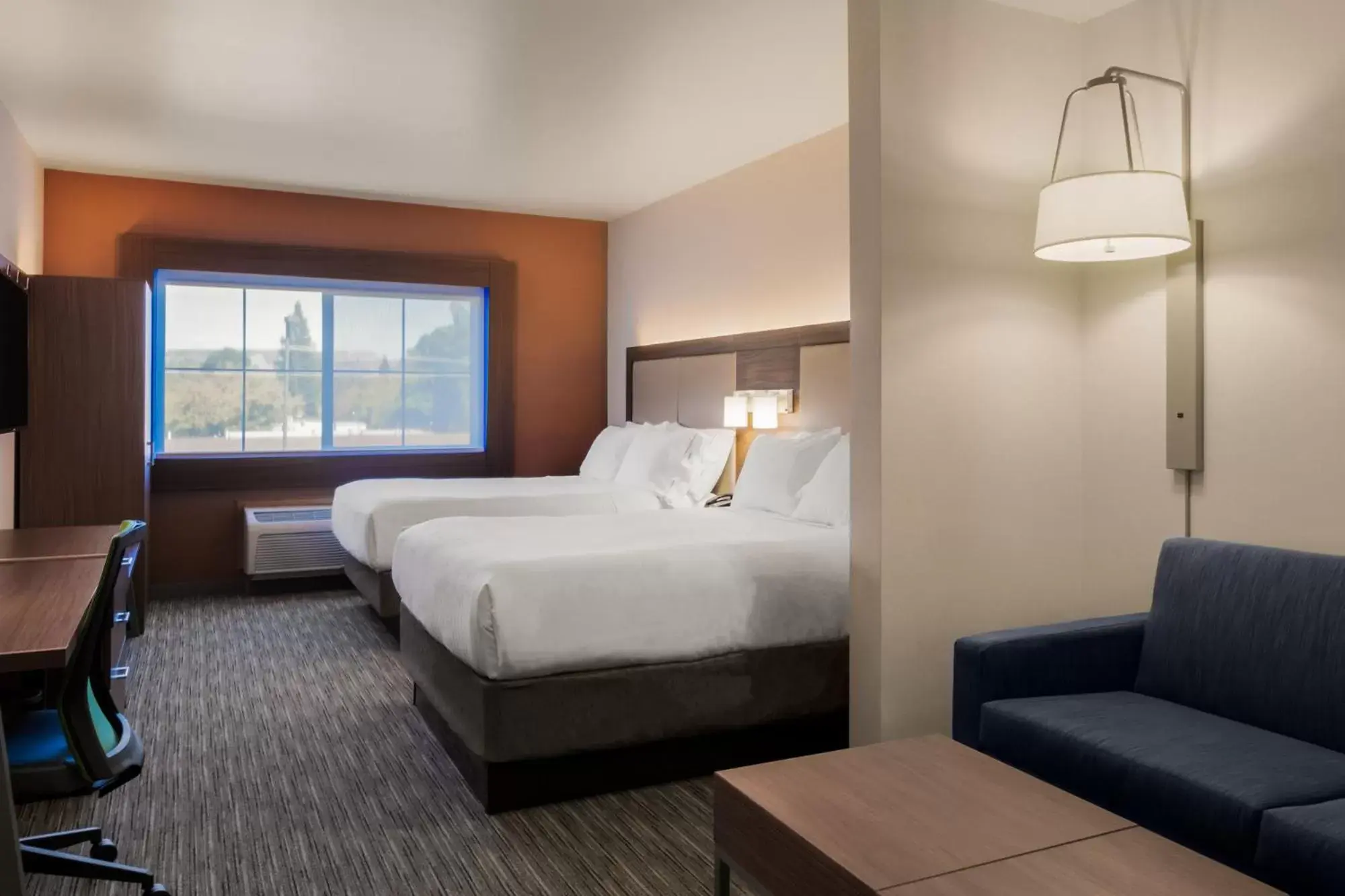 Bed in Holiday Inn Express Hotel & Suites Oroville Southwest, an IHG Hotel