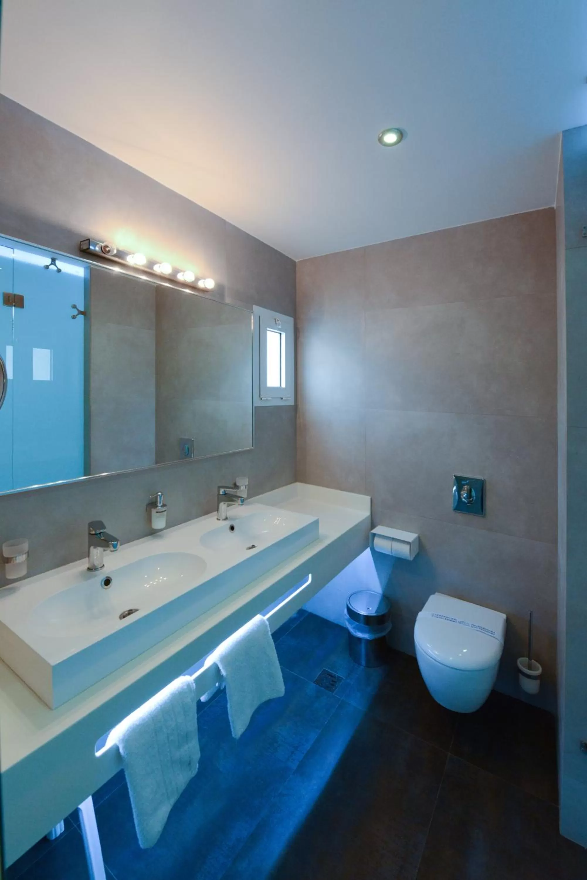 Bathroom in Kastro Hotel