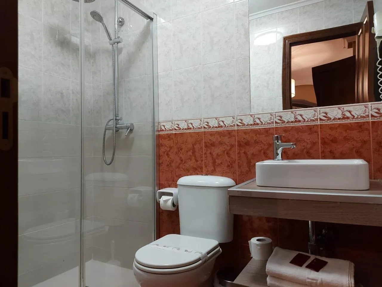 Shower in Hotel Rural Entremontes