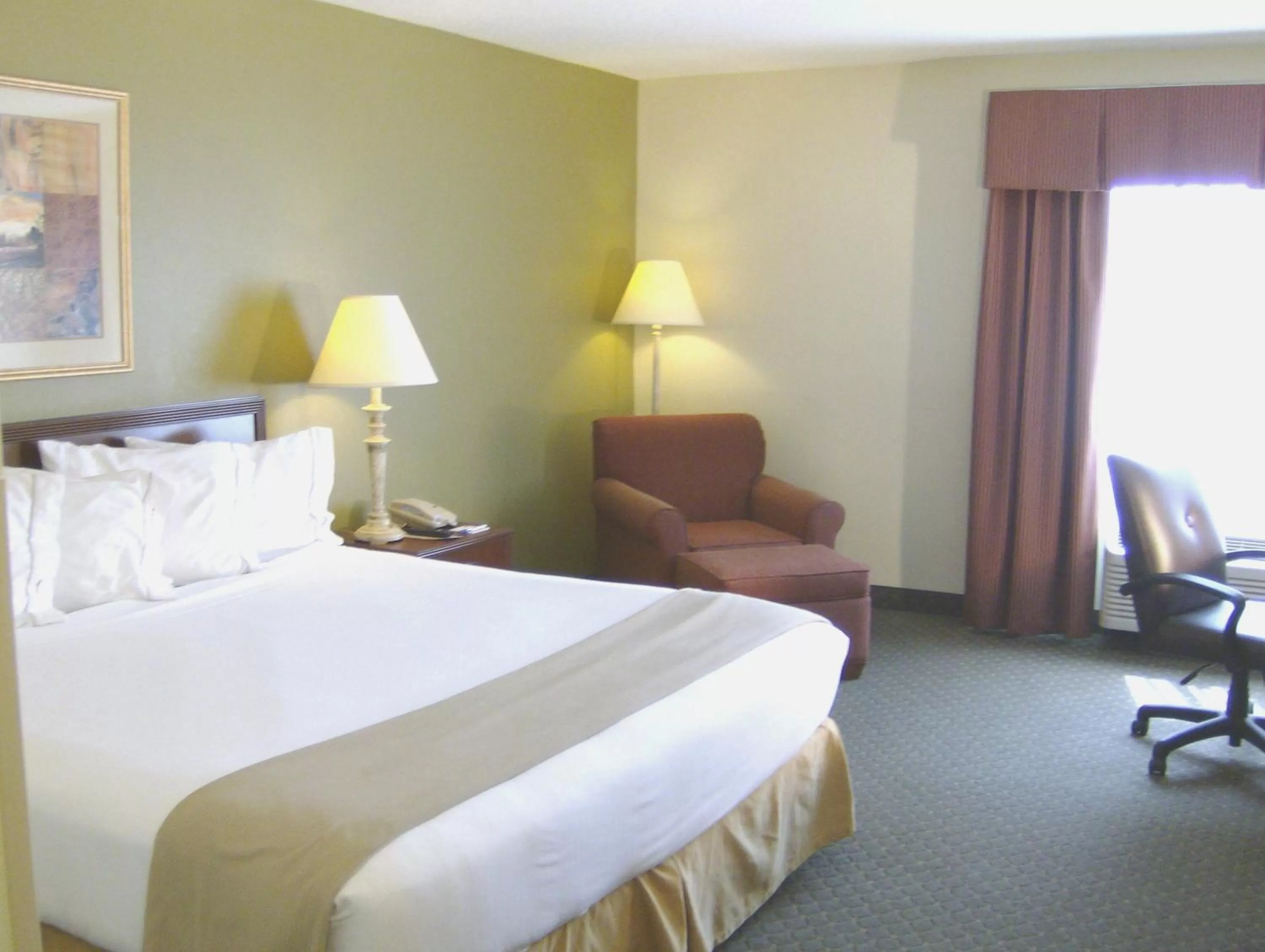 Photo of the whole room, Bed in Holiday Inn Express Evansville - West by IHG