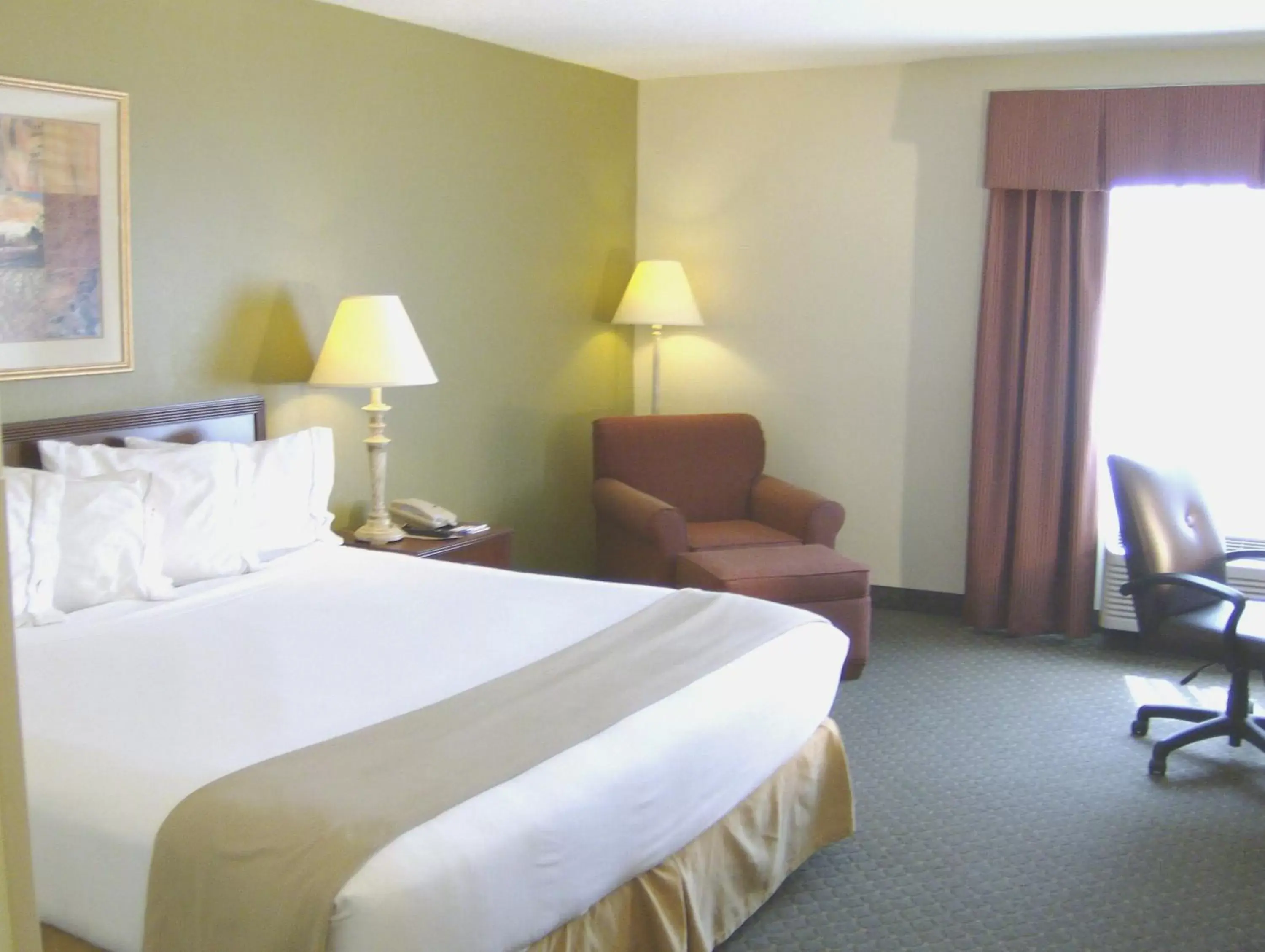 Photo of the whole room, Bed in Holiday Inn Express Evansville - West, an IHG Hotel