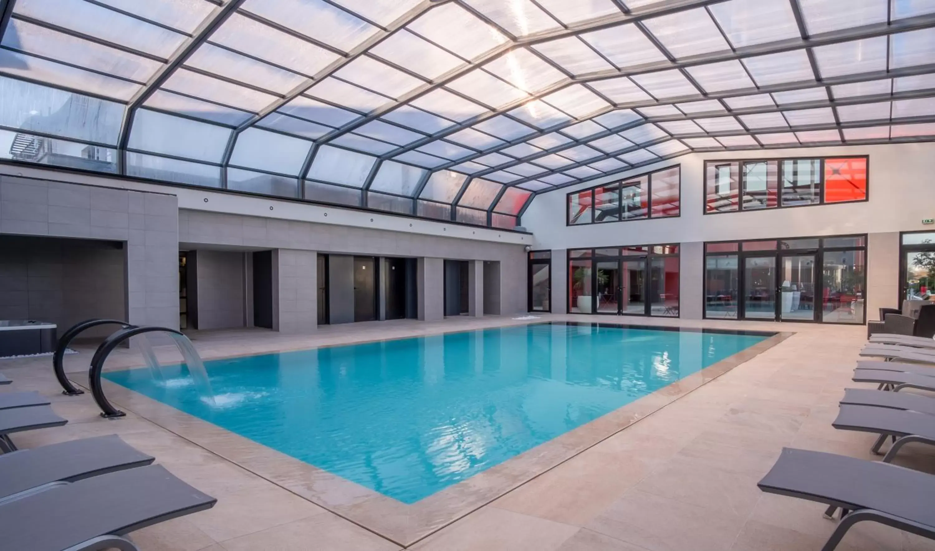 Hot Tub, Swimming Pool in Kyriad Prestige Lyon Est - Saint Priest Eurexpo Hotel and SPA