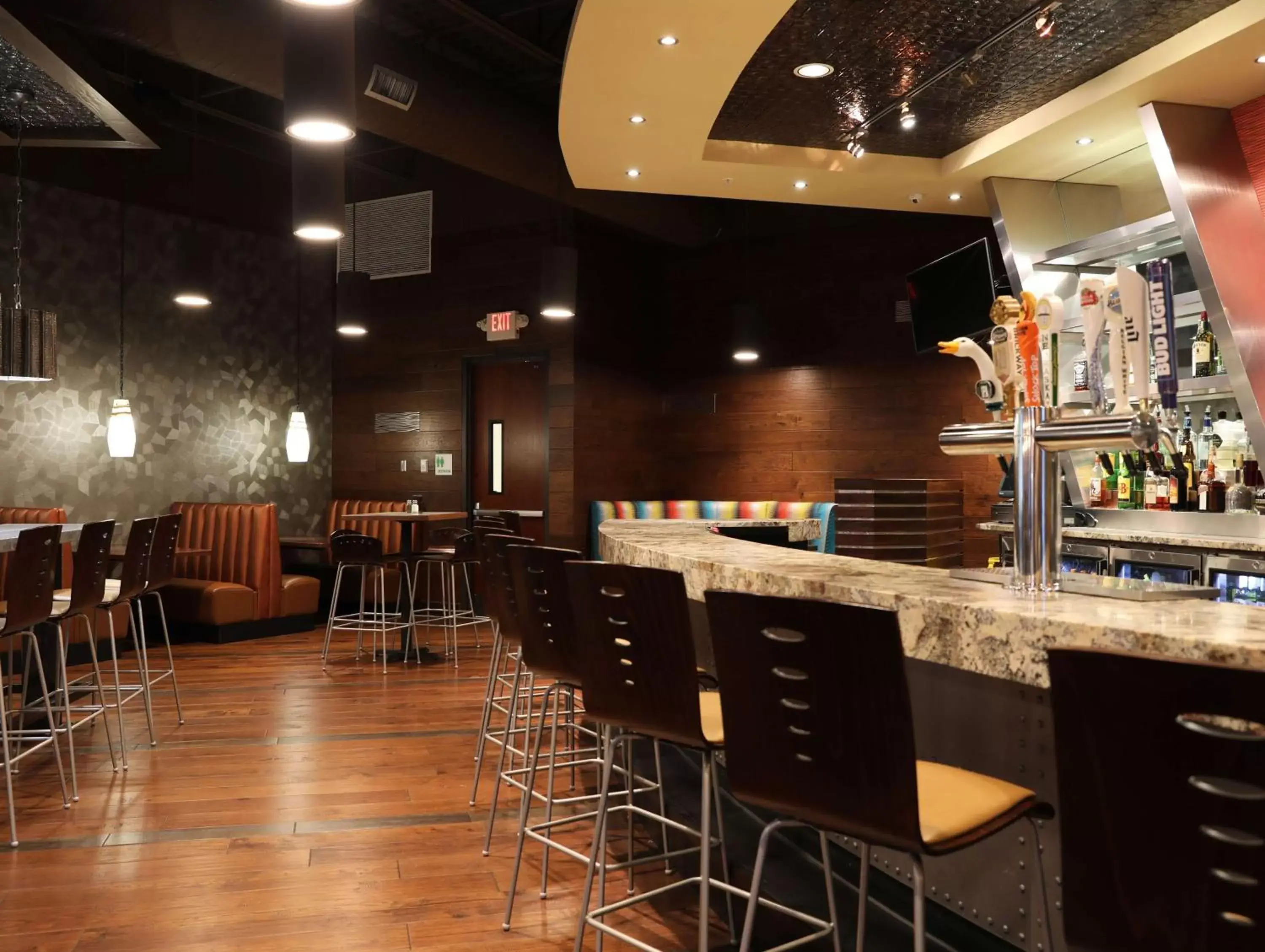 Lounge or bar in Doubletree By Hilton Omaha Southwest, Ne Lounge or bar in Doubletree By Hilton Omaha Southwest, Ne