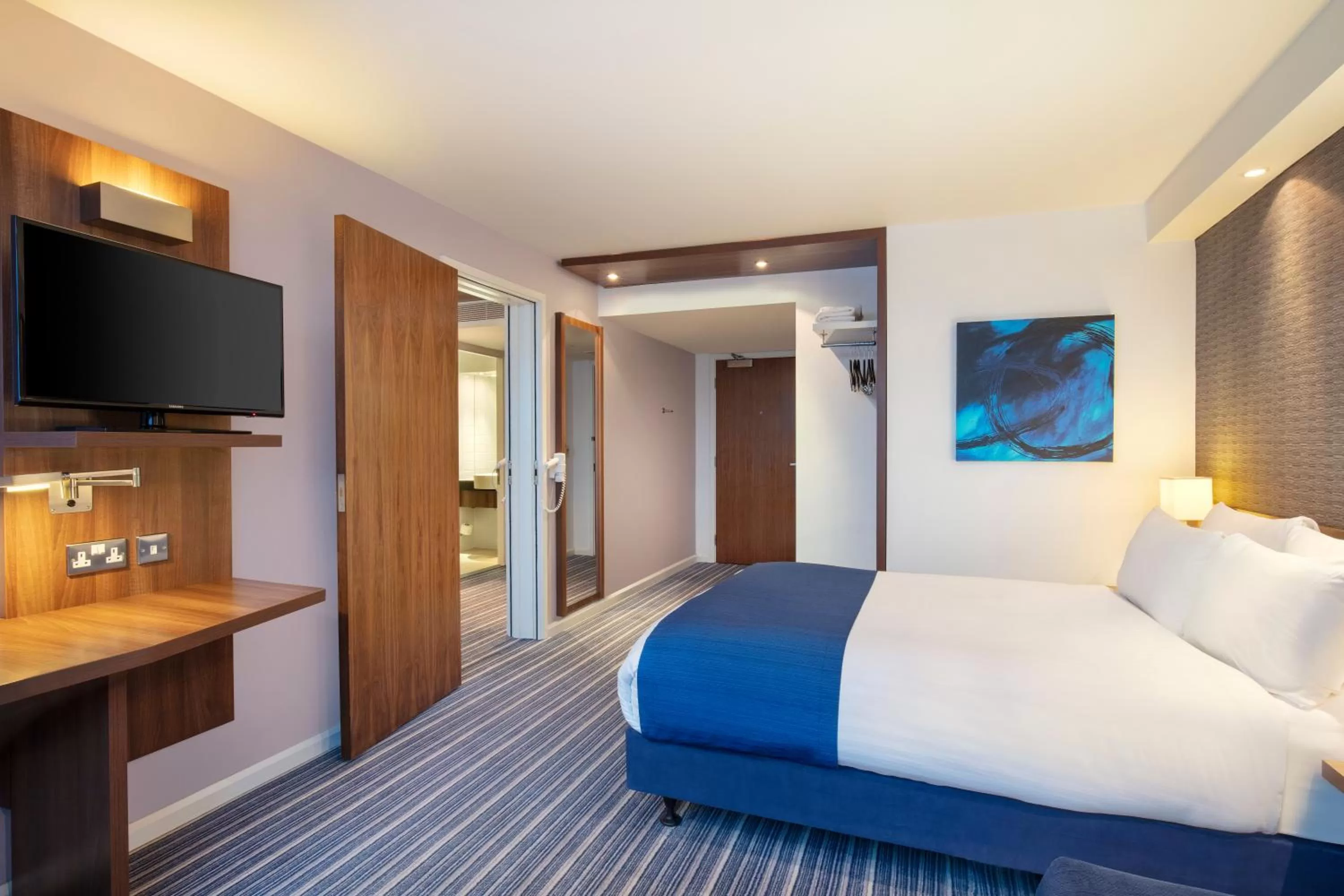 Photo of the whole room, Bed in Holiday Inn Express London Heathrow T5 by IHG