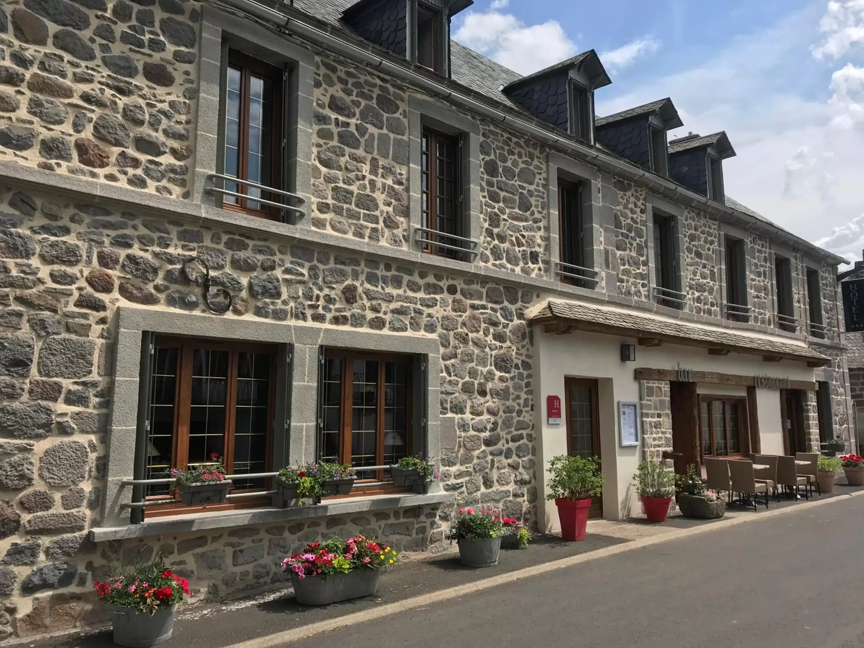 Property Building in Hôtel Restaurant du Plomb du Cantal