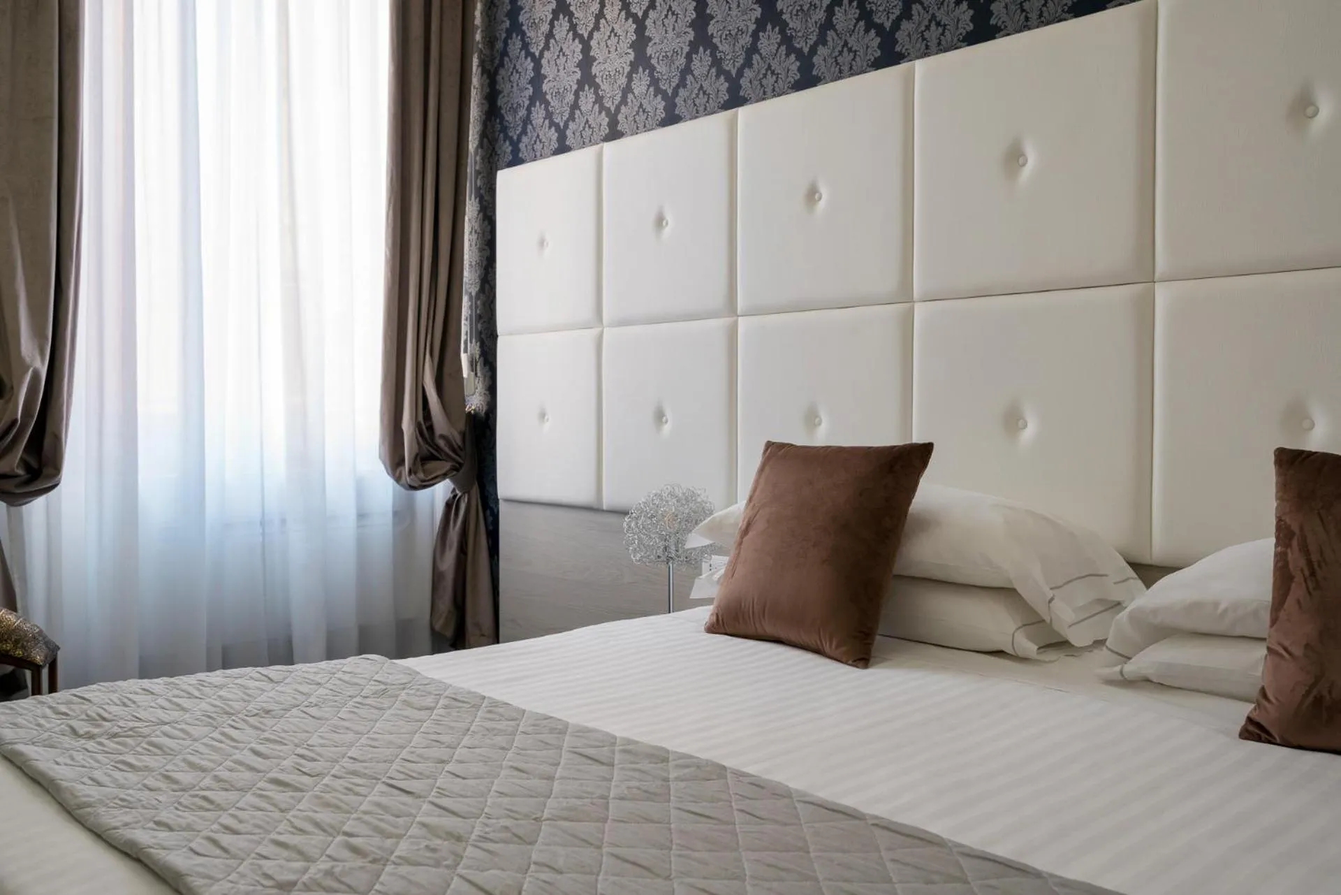 Bedroom, Bed in Albergo Rossini 1936 - Small & Charming