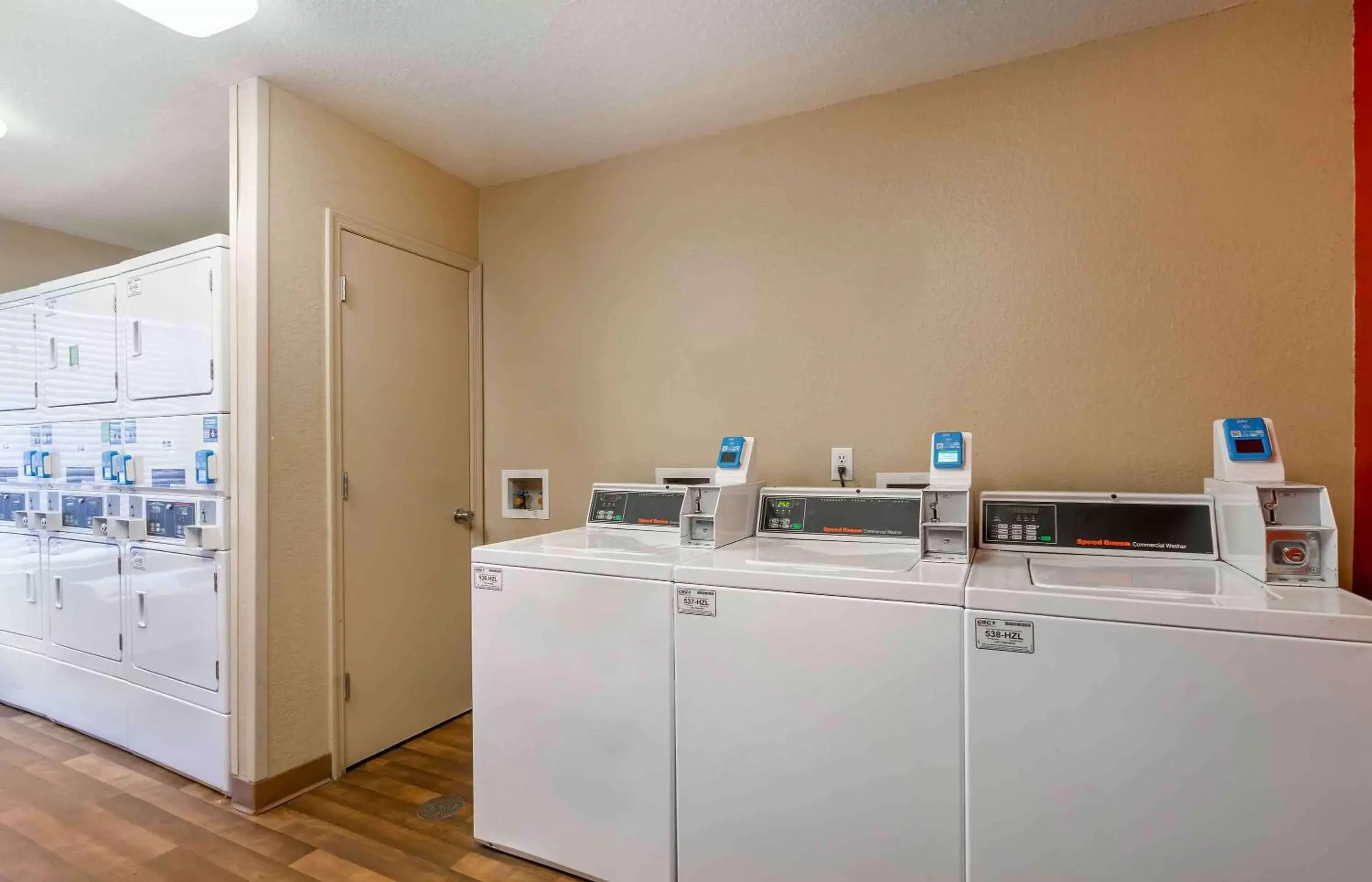 Property building, Kitchen/Kitchenette in Extended Stay America Select Suites - Tampa - Brandon