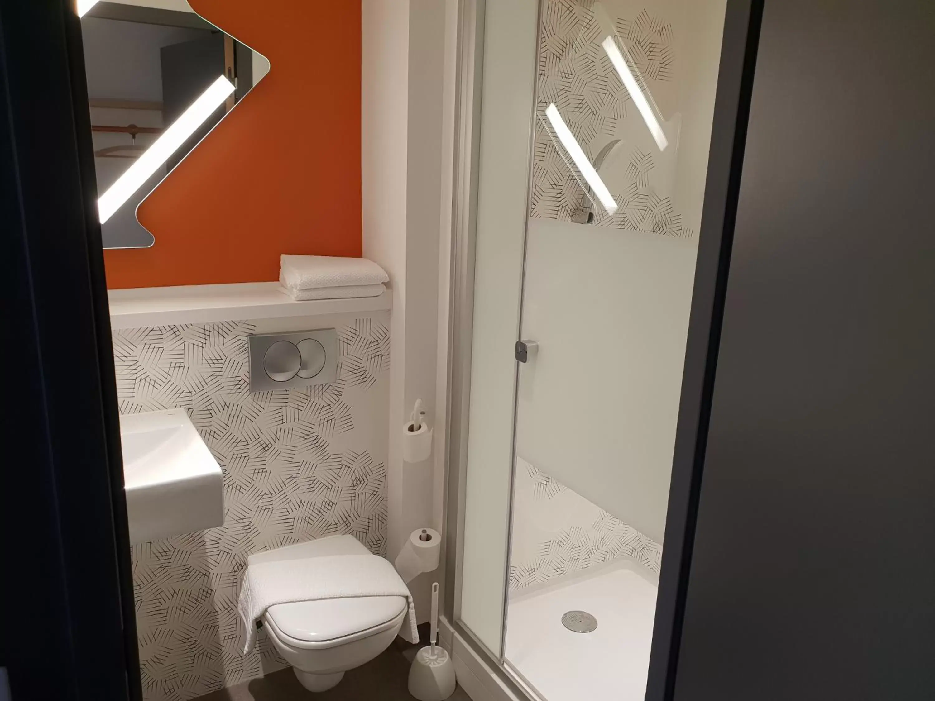 Bathroom in ibis budget Langres