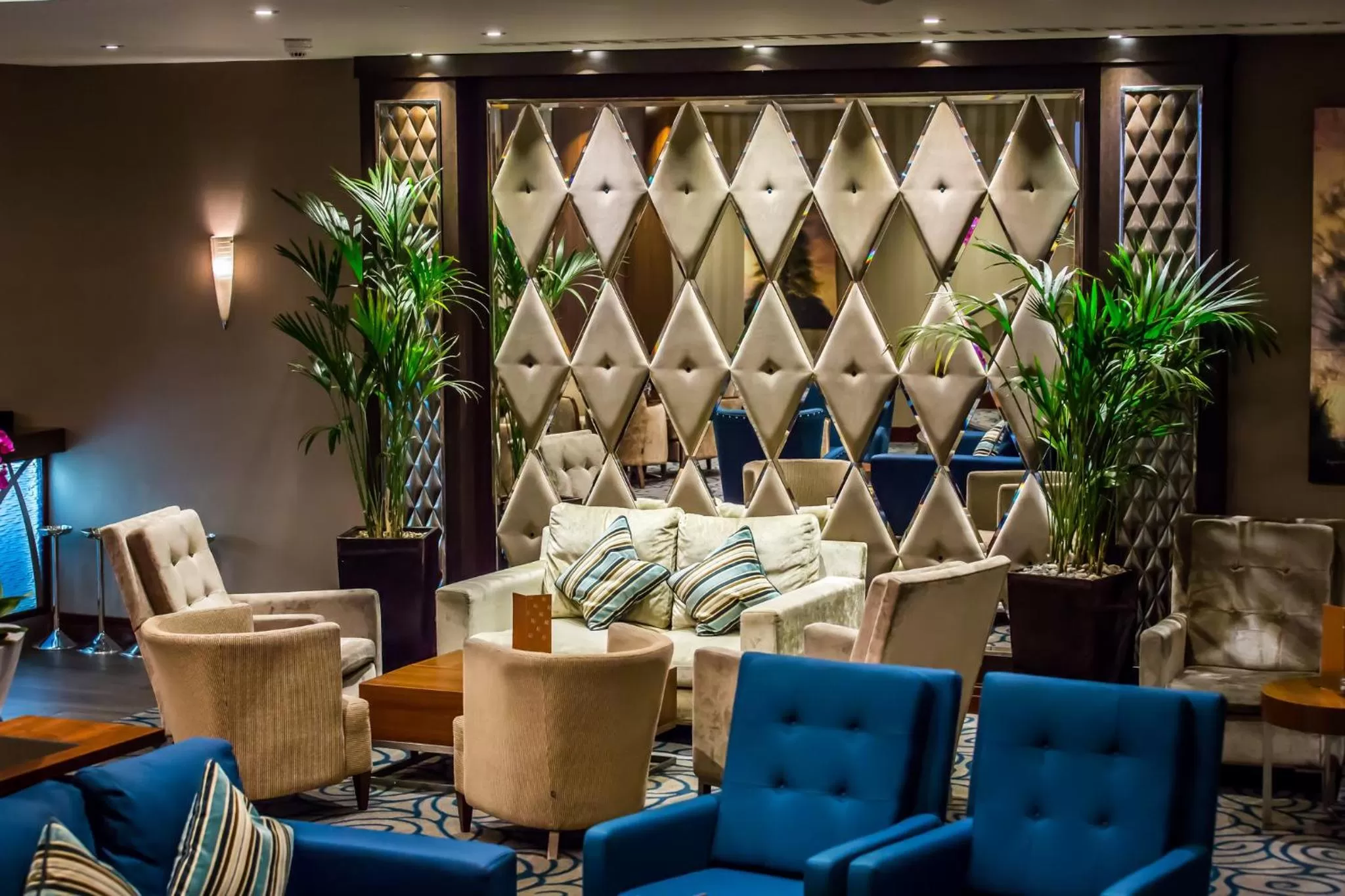 Lounge or bar in Holiday Inn London Kensington High St. by IHG