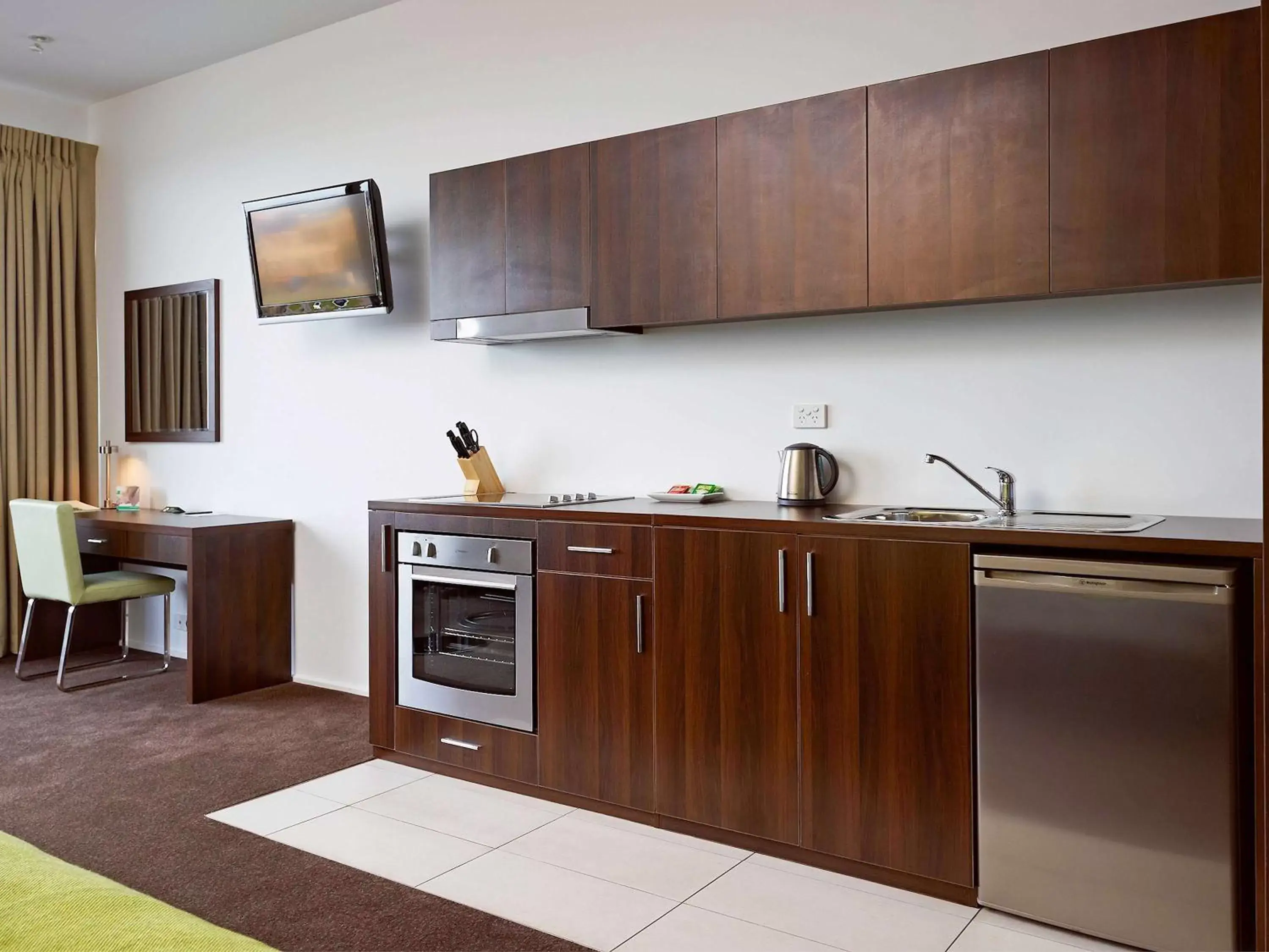 Photo of the whole room, Kitchen/Kitchenette in Mercure Melbourne Caroline Springs