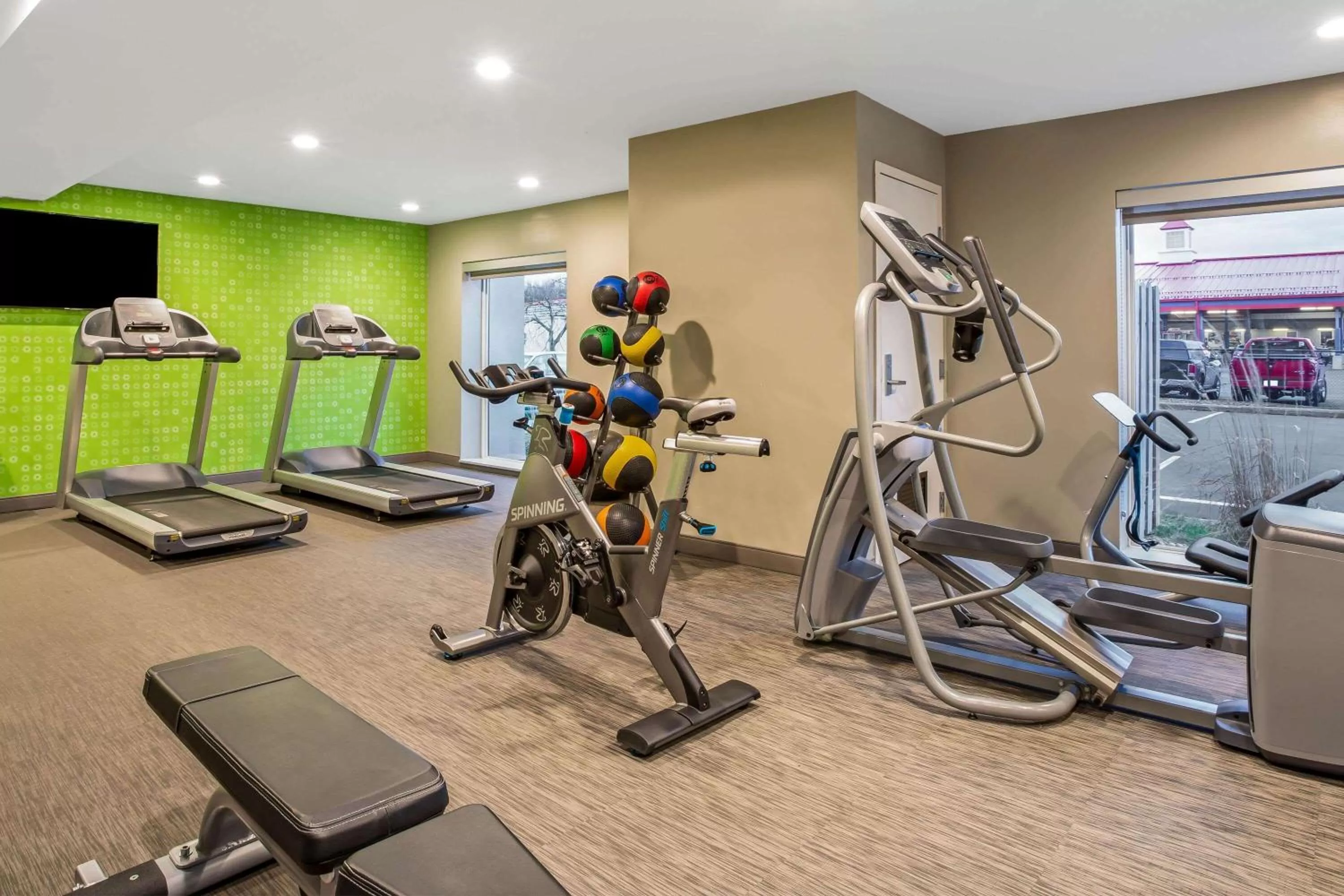 Fitness centre/facilities in La Quinta by Wyndham Hartford Bradley Airport