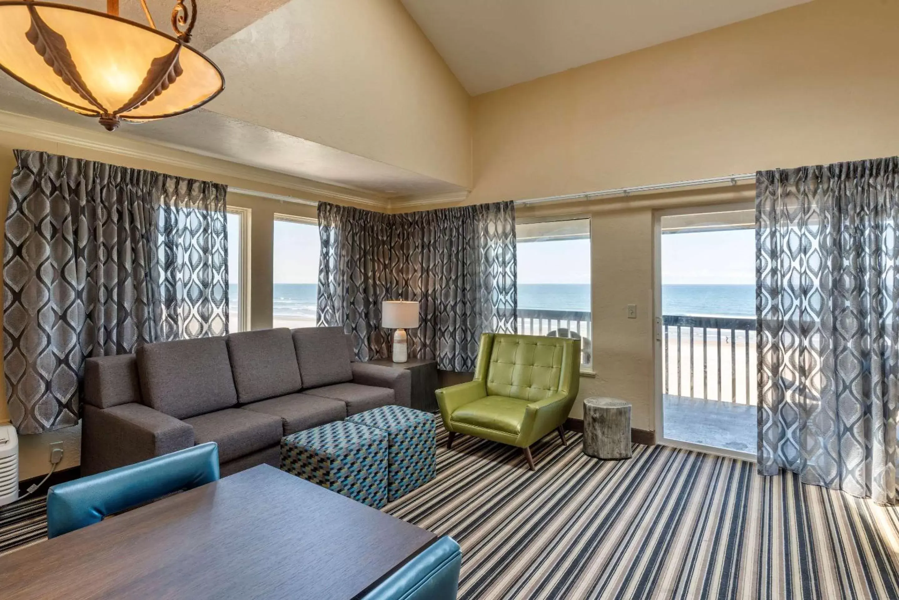 Photo of the whole room, Seating Area in Lincoln Sands Oceanfront Resort, Ascend Hotel Collection