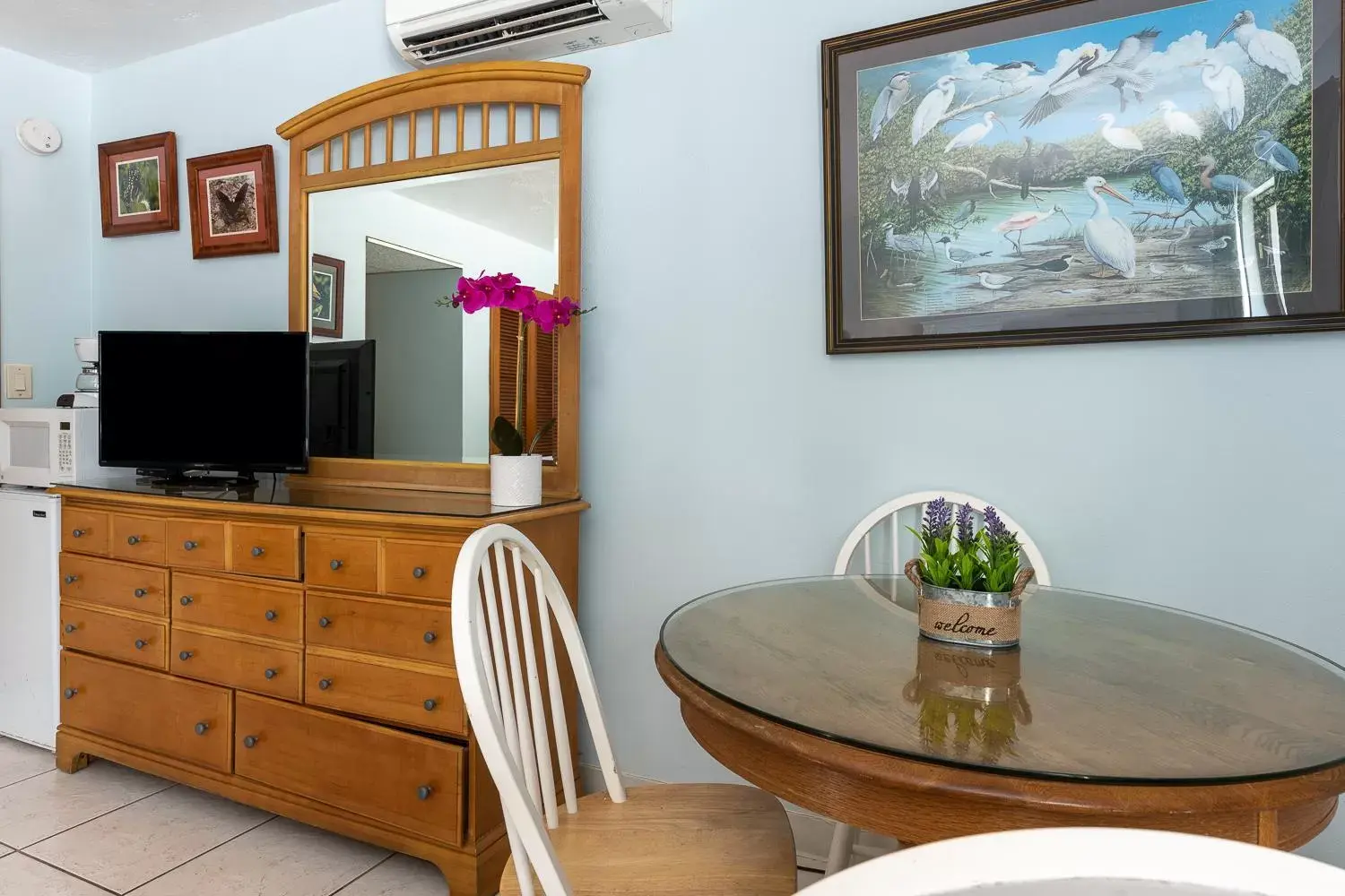 Dining area, TV/Entertainment Center in Rock Reef Resort