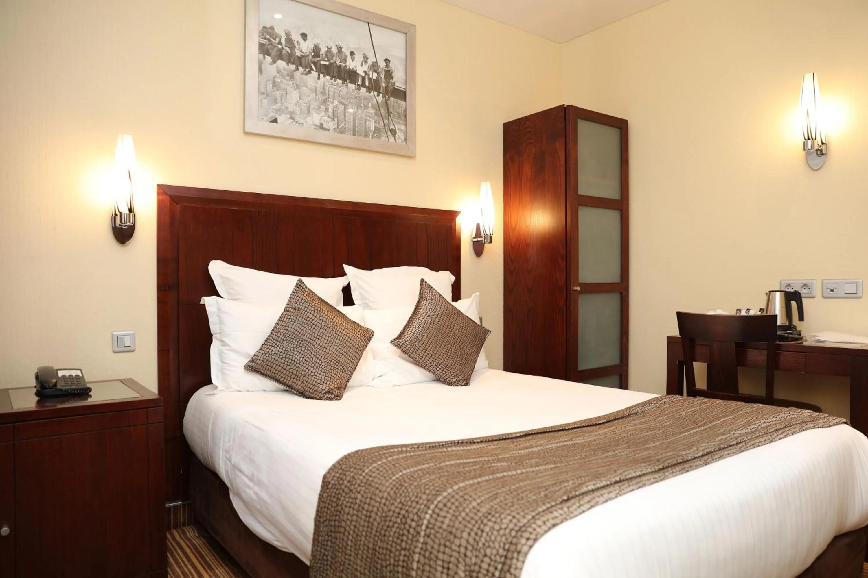 View (from property/room), Bed in Grand Hotel Francais