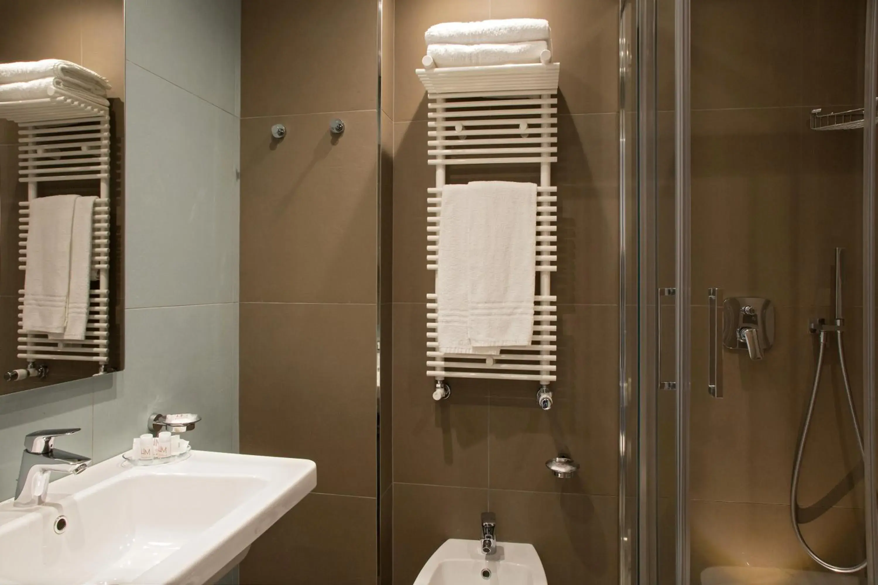 Shower, Bathroom in Hotel Marad