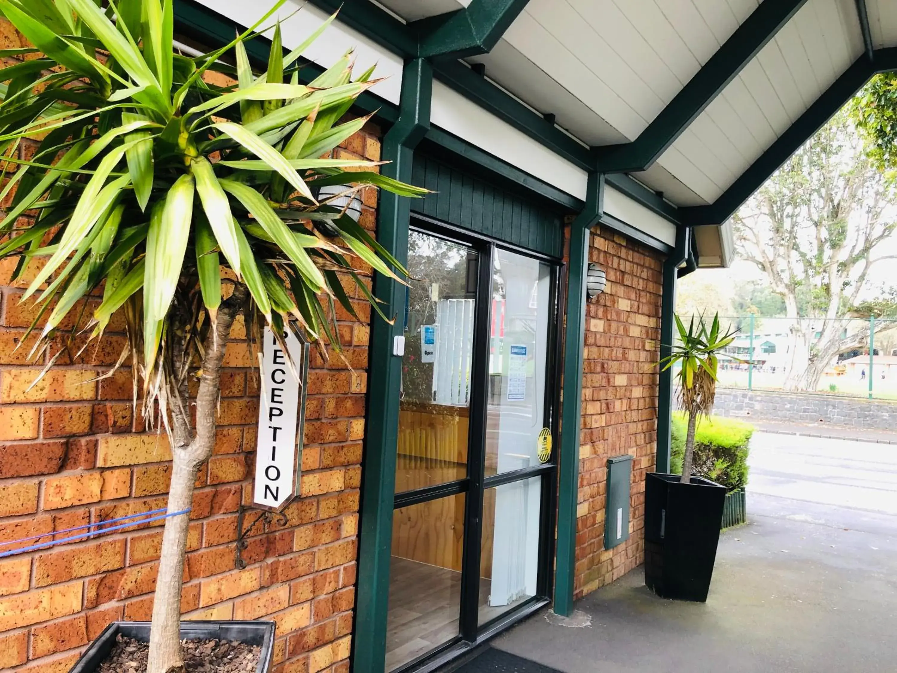 Facade/entrance in Tudor Court Motor Lodge Hotel