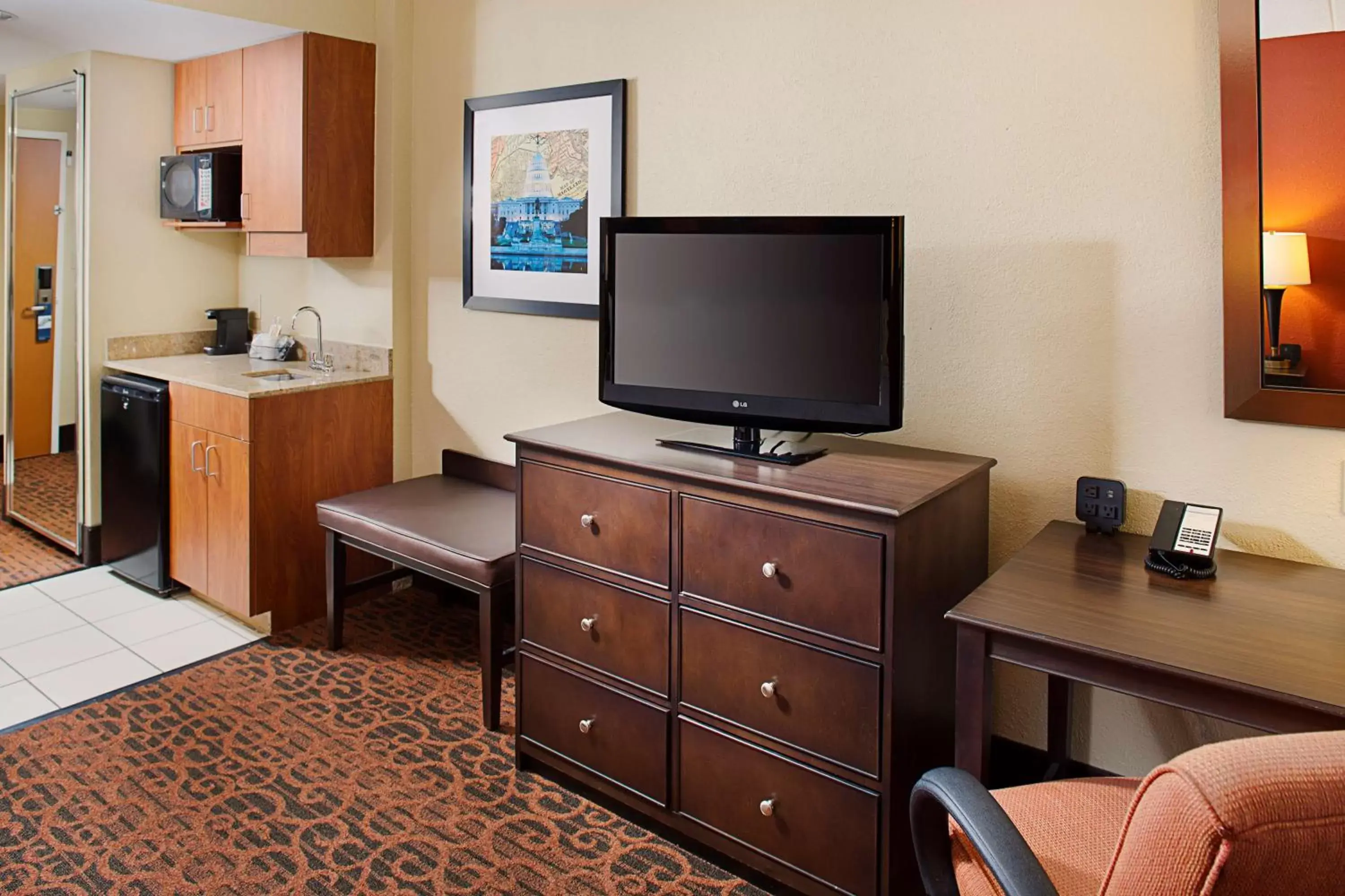 Bed, TV/Entertainment Center in Hampton Inn Columbia, MD