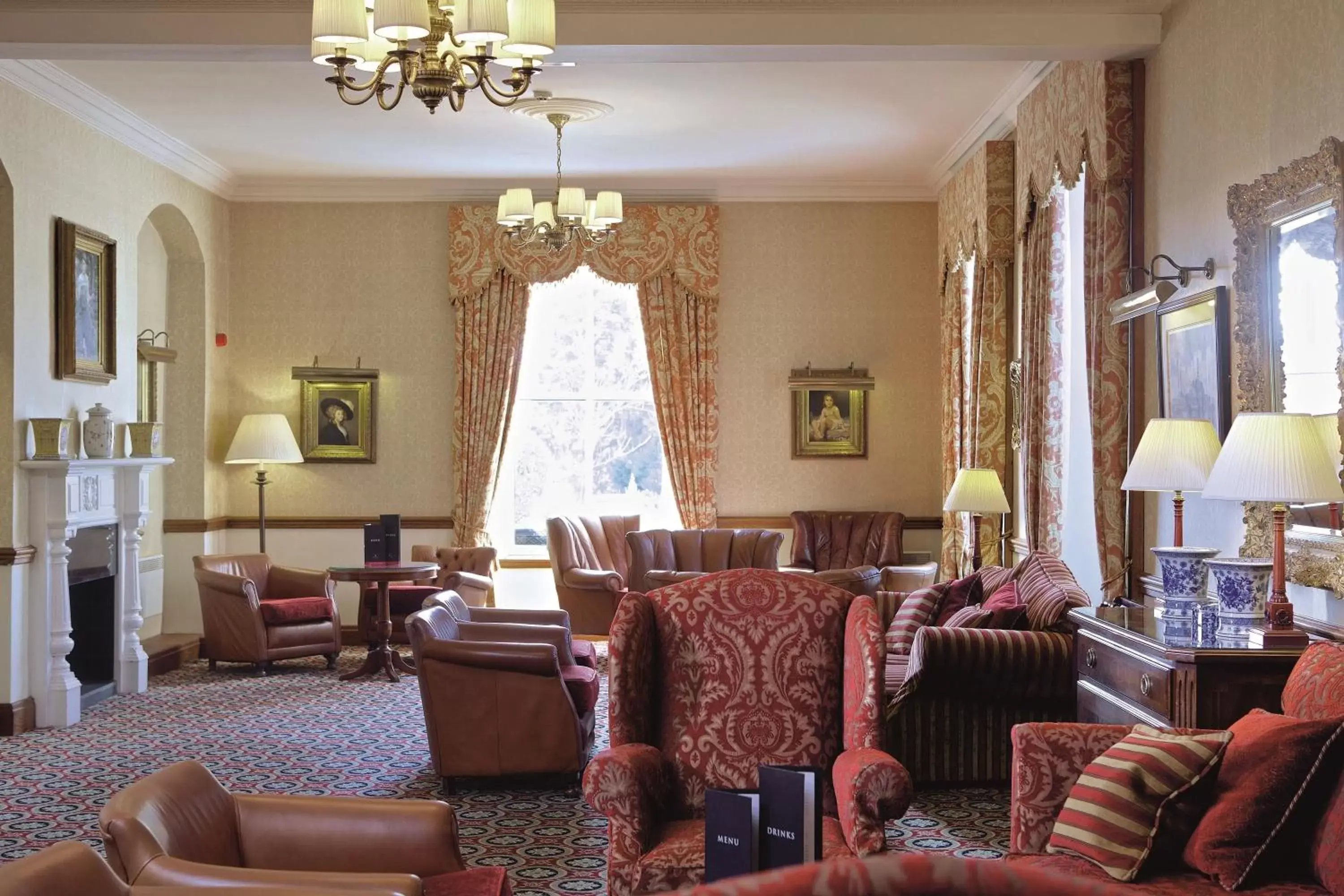 Lounge or bar in Macdonald Crutherland House Lounge or bar in Macdonald Crutherland House