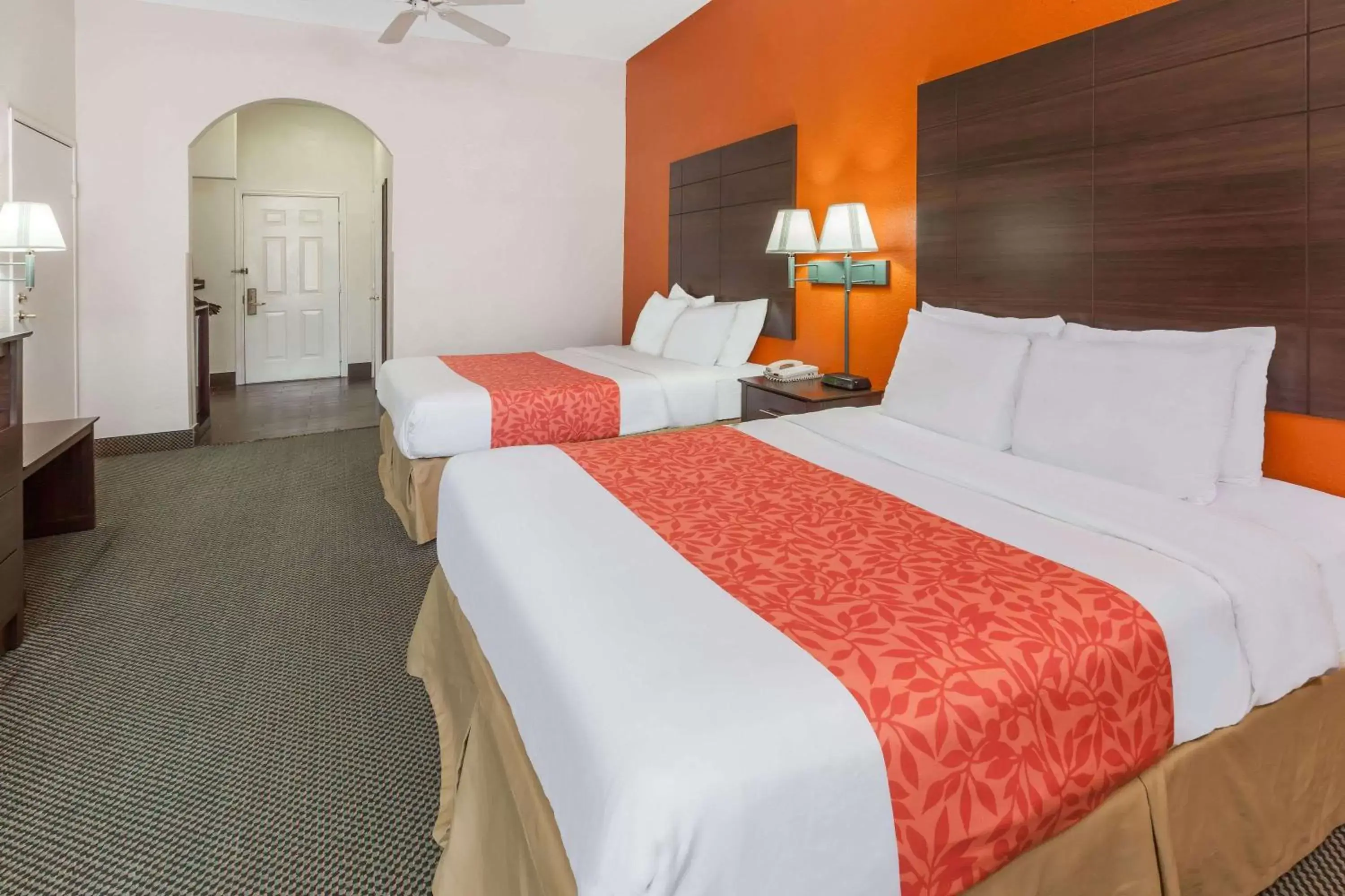 Photo of the whole room, Bed in Days Inn & Suites by Wyndham Pasadena