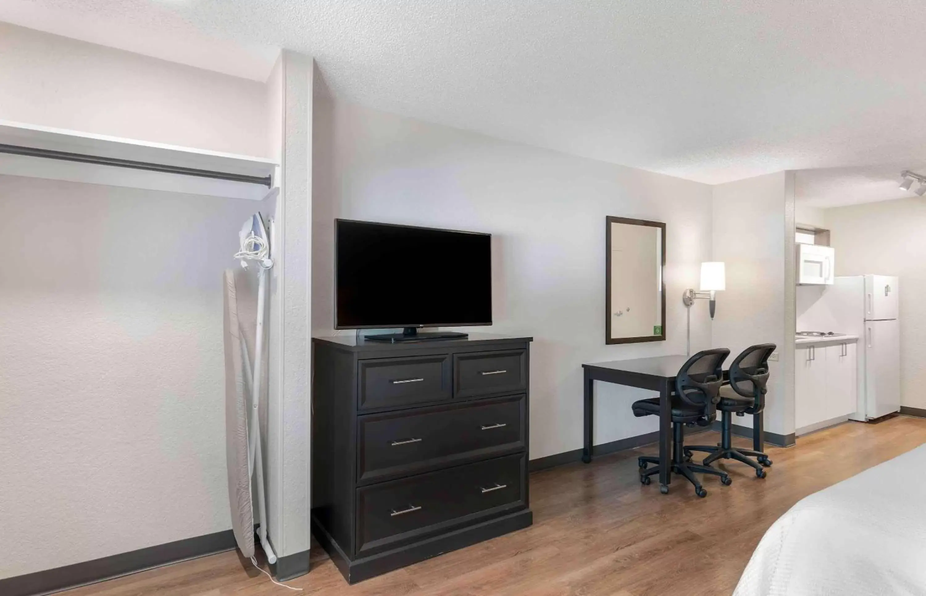 Bedroom, TV/Entertainment Center in Extended Stay America Premier Suites - Miami - Downtown Brickell - Cruise Port