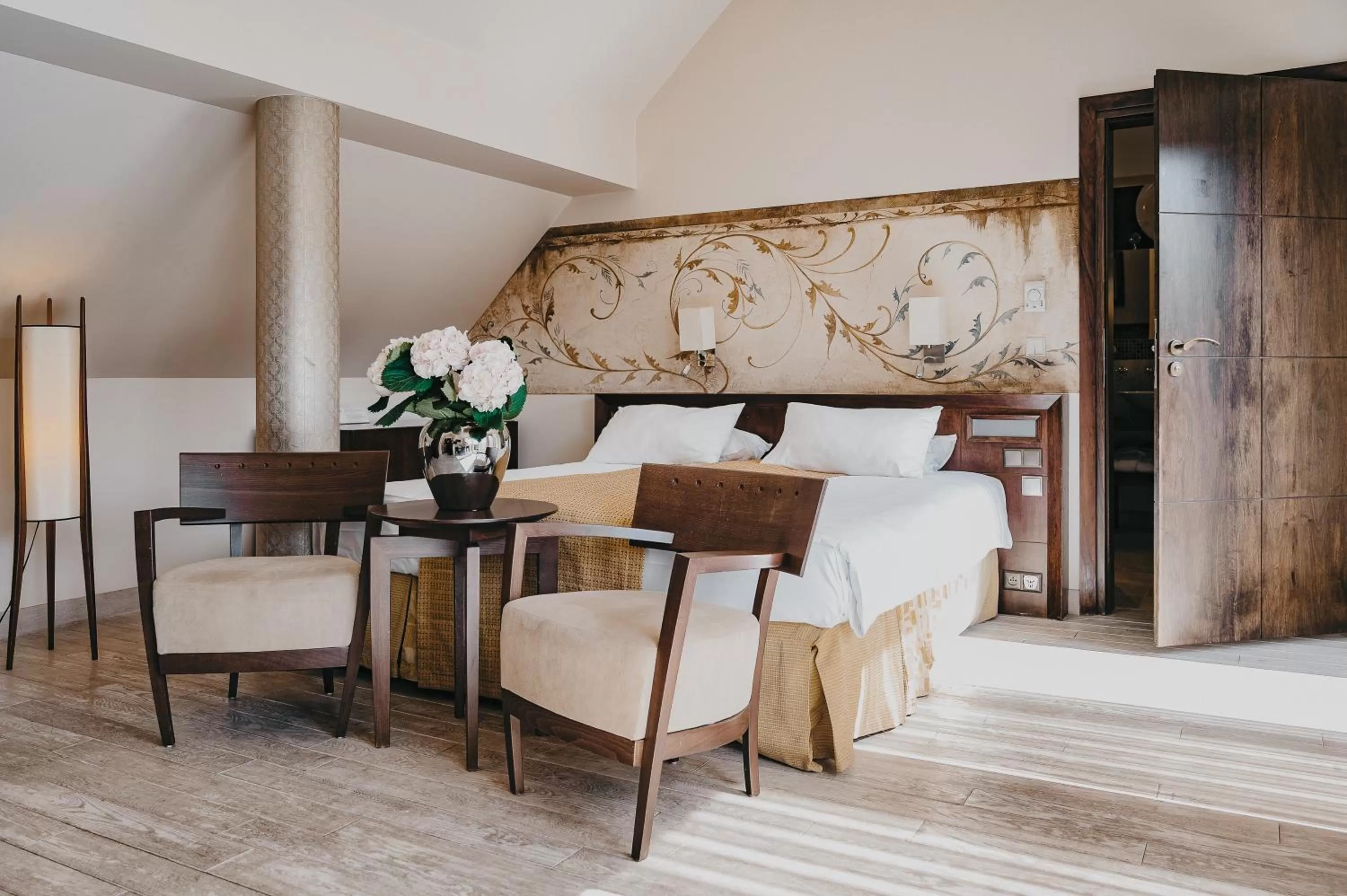 Bed in Mamaison Le Regina Boutique Hotel