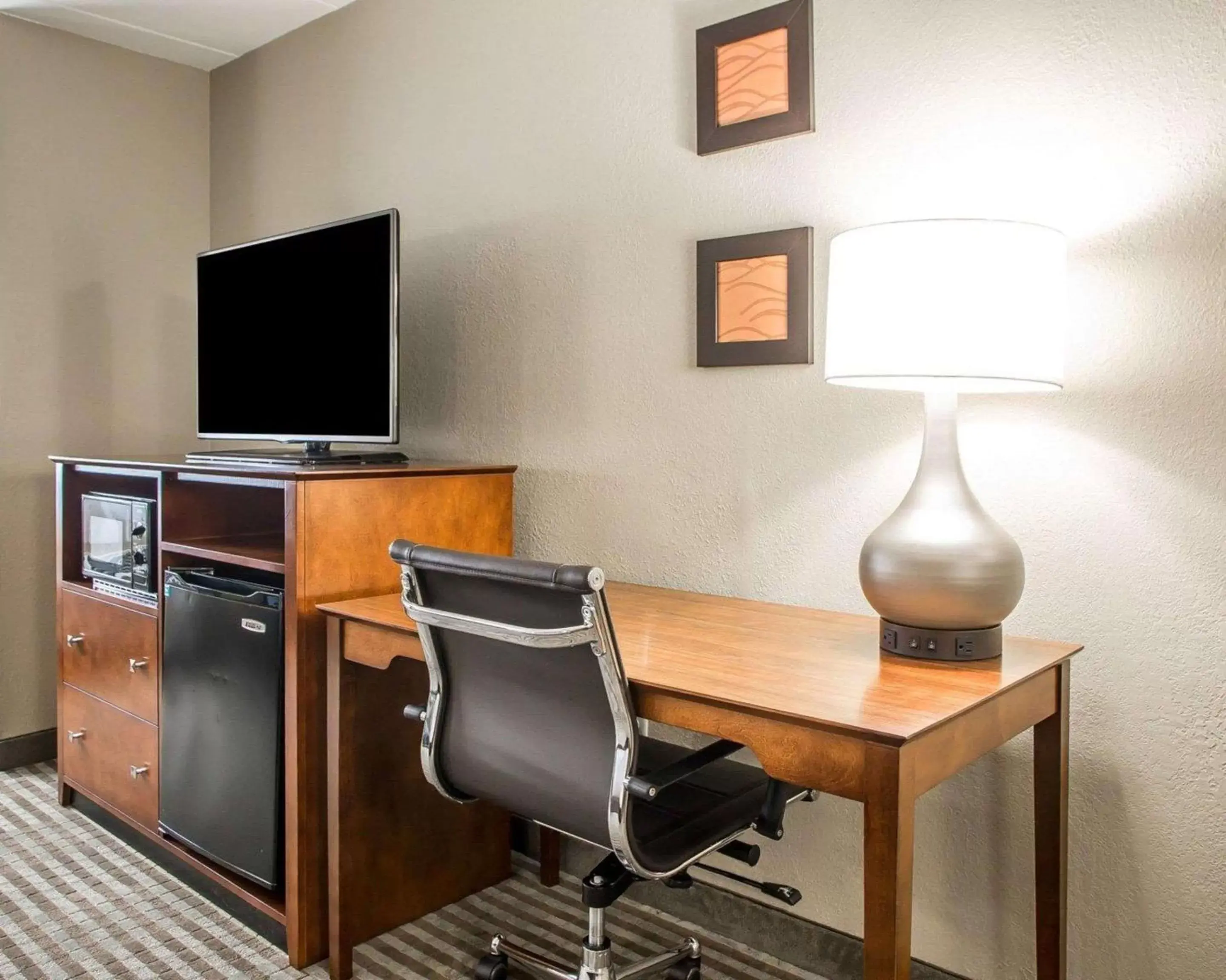 Photo of the whole room, TV/Entertainment Center in Comfort Inn Hammond I-94