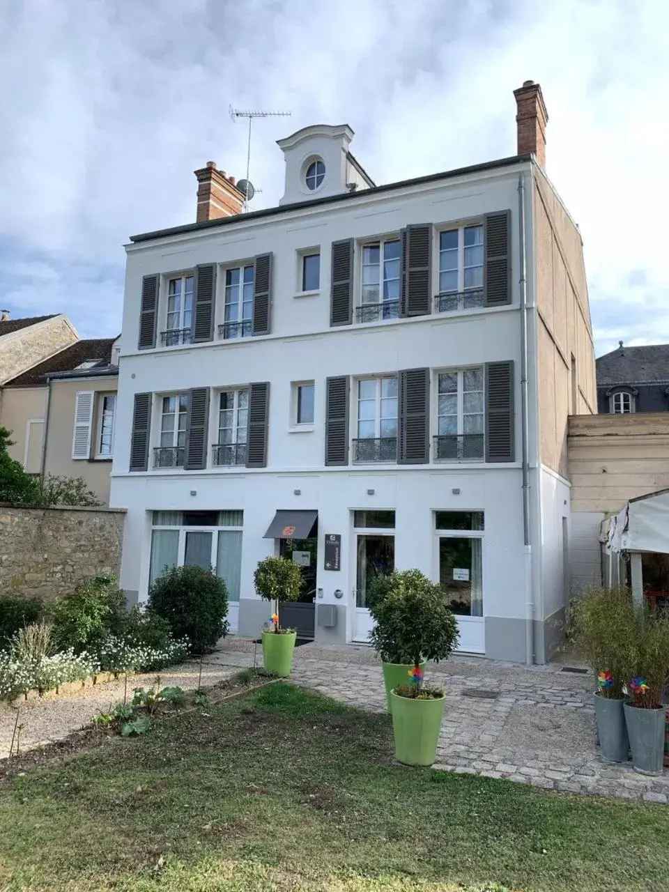 Property building in The Originals Boutique, Hôtel Victoria, Fontainebleau Property building in The Originals Boutique, Hôtel Victoria, Fontainebleau