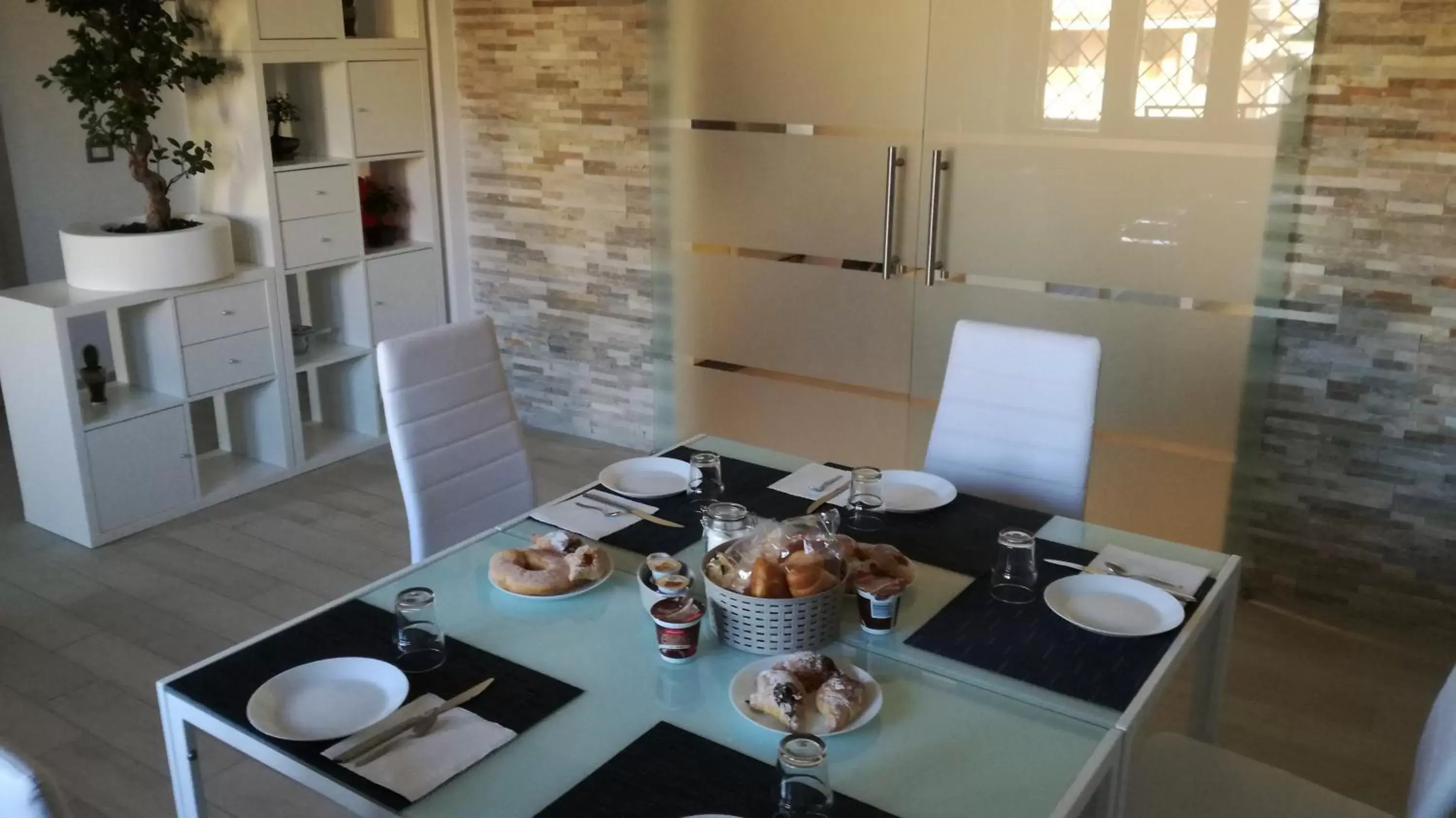 Breakfast, Dining Area in Bonsai Bed & Breakfast